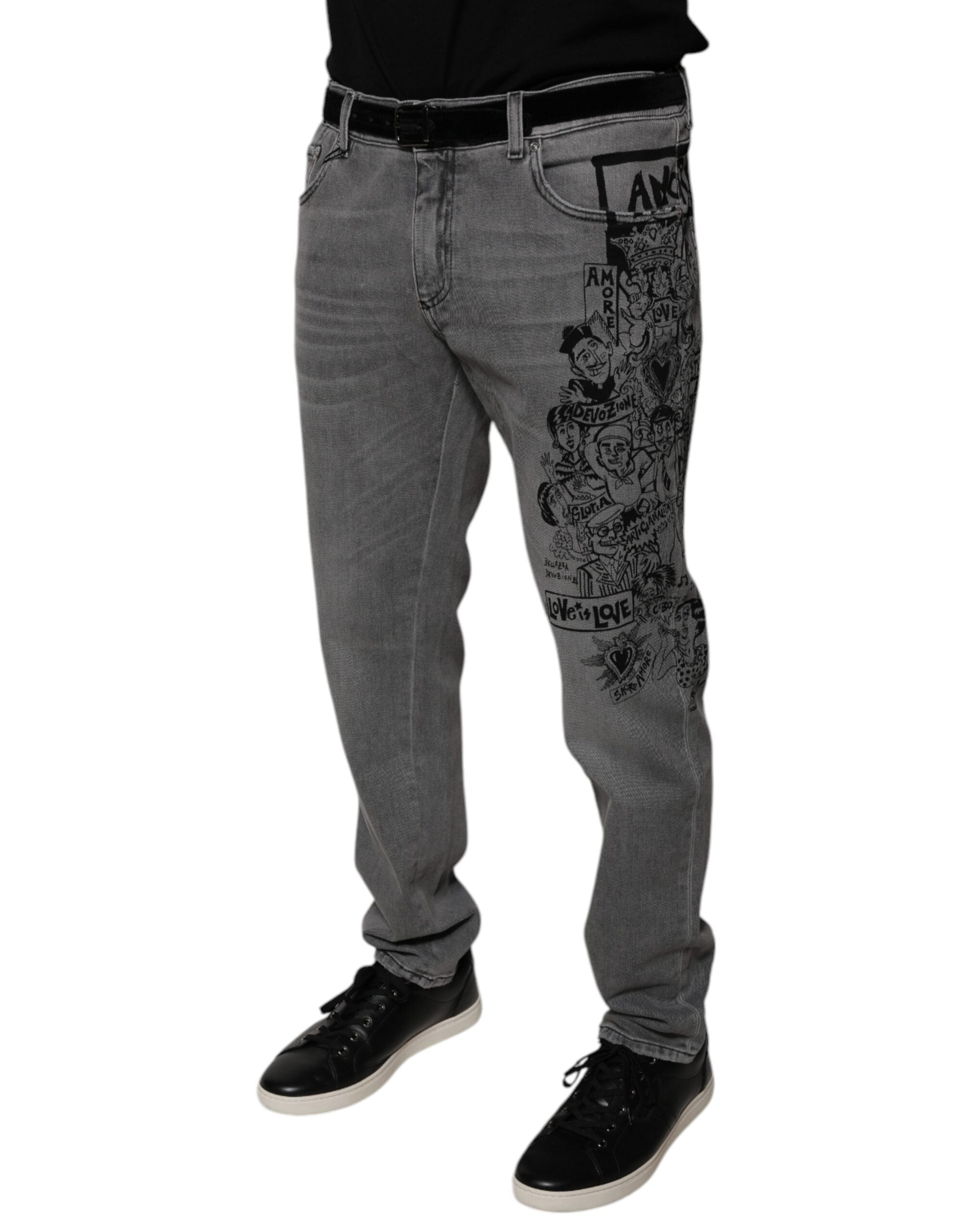 Jeans skinny en denim coton gris à motif graphique de Dolce & Gabbana, style moderne et ajusté, visible sur l'image.