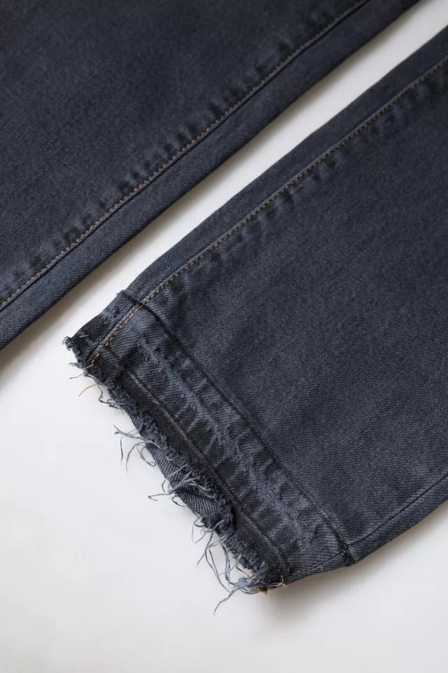 Jeans skinny en coton gris foncé Dolce & Gabbana, coupe ajustée, détails modernes, porté sur un mannequin.