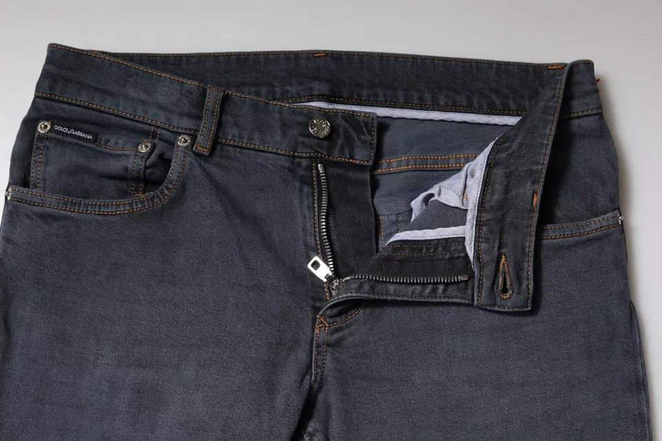 Jeans skinny en denim coton gris foncé de Dolce & Gabbana, coupe ajustée, vue sur le devant avec ceinture et poches.