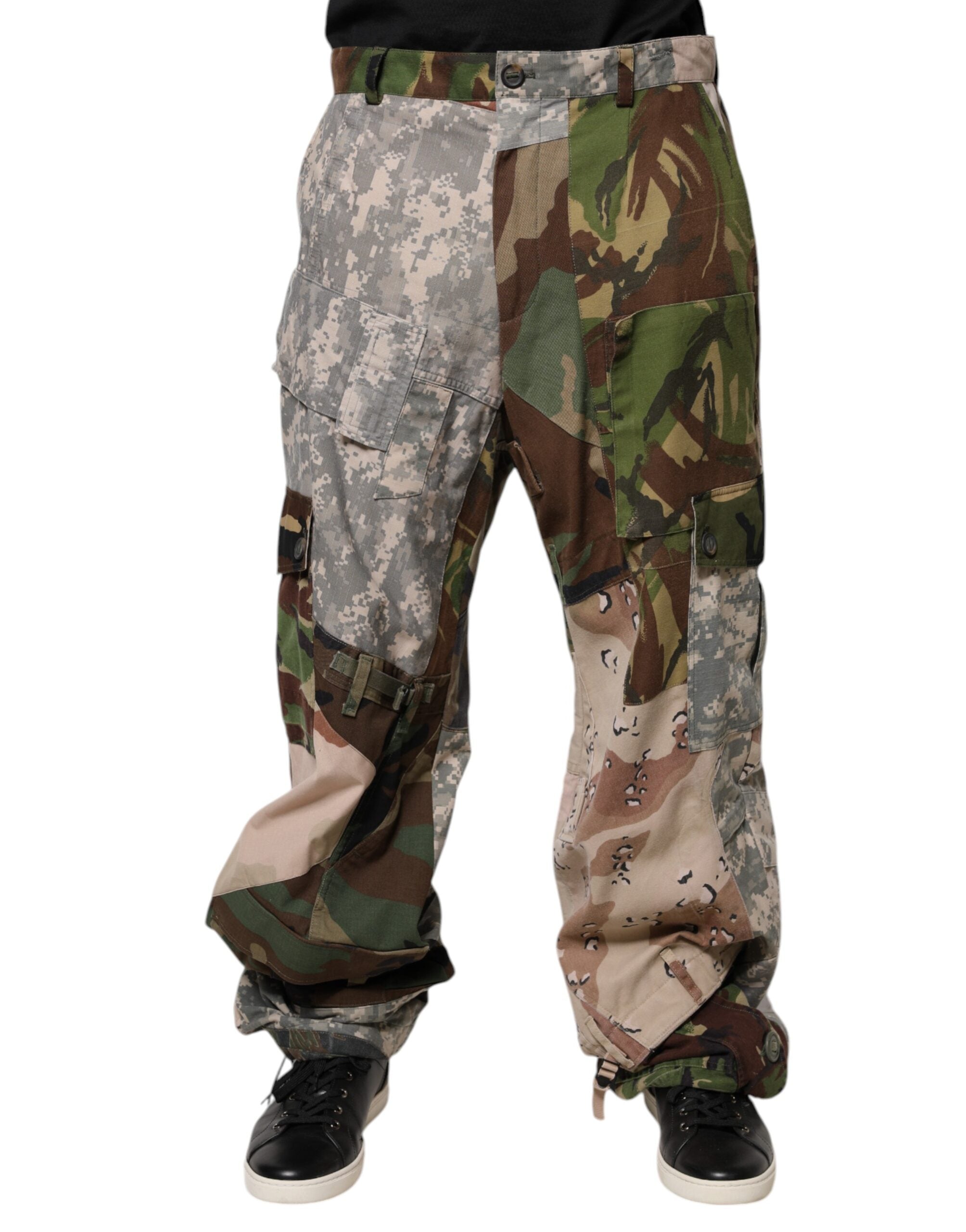 Pantalon cargo camouflage patchwork multicolore de Dolce & Gabbana, style décontracté avec détails colorés et tissu robuste.
