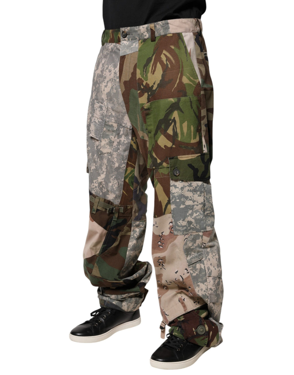 Pantalon cargo camouflage patchwork multicolore Dolce & Gabbana, style décontracté avec plusieurs motifs colorés.
