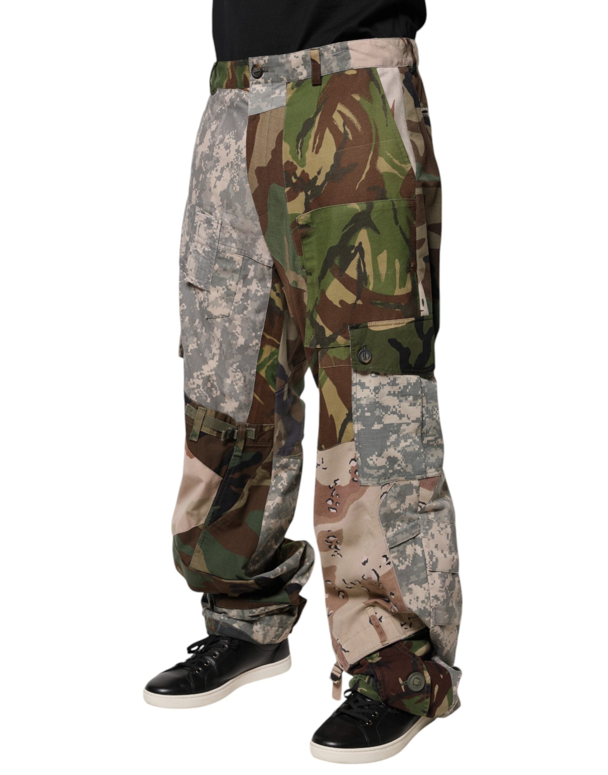 Pantalon cargo camouflage patchwork multicolore Dolce & Gabbana, style décontracté avec plusieurs motifs colorés.