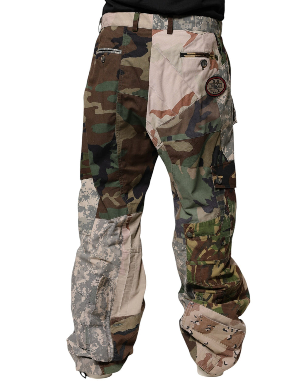 Pantalon cargo camouflage multicolore Dolce & Gabbana avec patchwork, style décontracté et tendance, visible en gros plan.