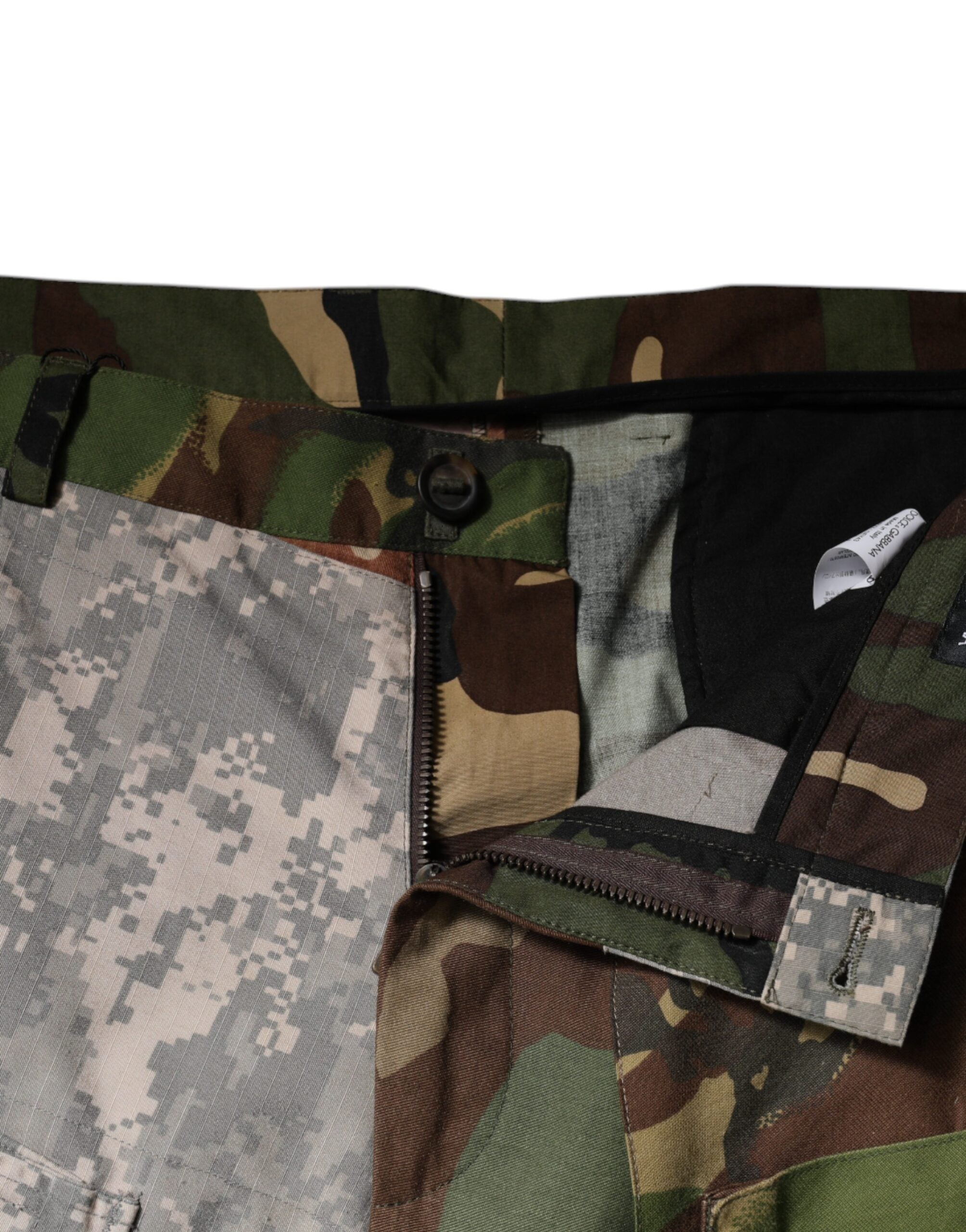 Pantalon cargo camouflage multicolore Dolce & Gabbana avec patchwork, coupe décontractée, détails colorés et style tendance.