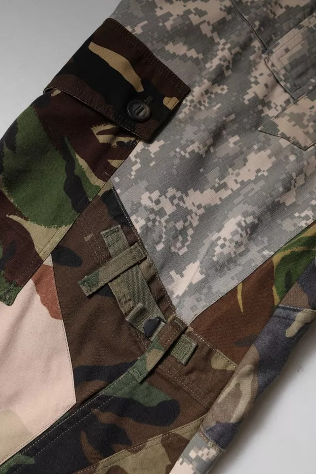 Pantalons cargo camouflage à patchwork multicolore de Dolce & Gabbana, style tendance et détails colorés visibles sur le tissu.