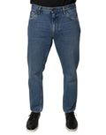 Jeans décontractés en denim bleu pour homme de Dolce & Gabbana, avec logo visible, coupe ample et style moderne.