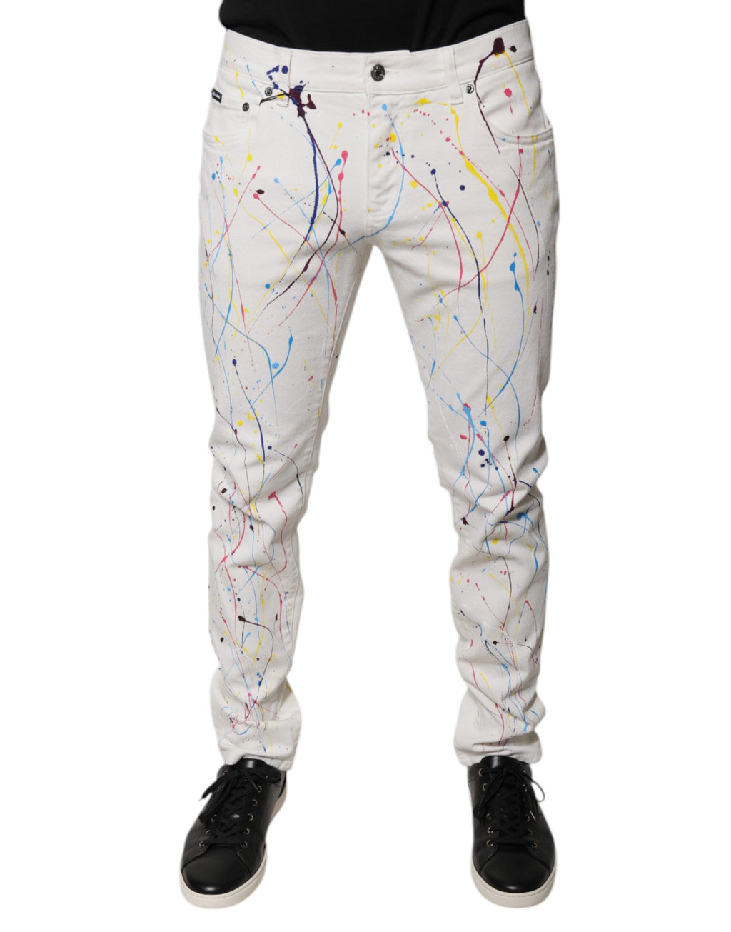 Jeans skinny en denim blanc avec imprimé coloré Dolce & Gabbana, style moderne et tendance, visible en détail sur l'image.