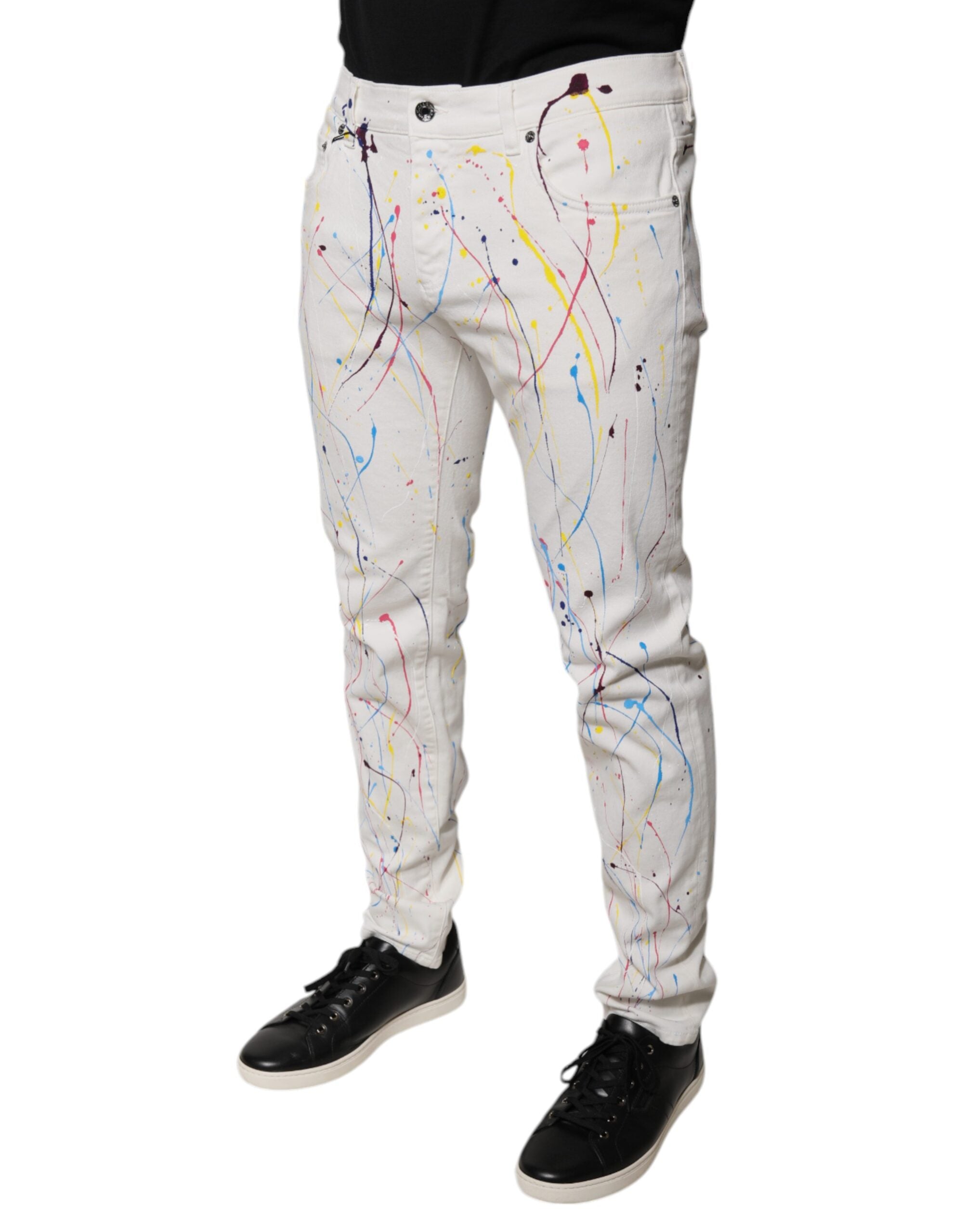 Jeans skinny en denim blanc Dolce & Gabbana avec impression colorée, visibles détails de la coupe et du motif sur le pantalon.