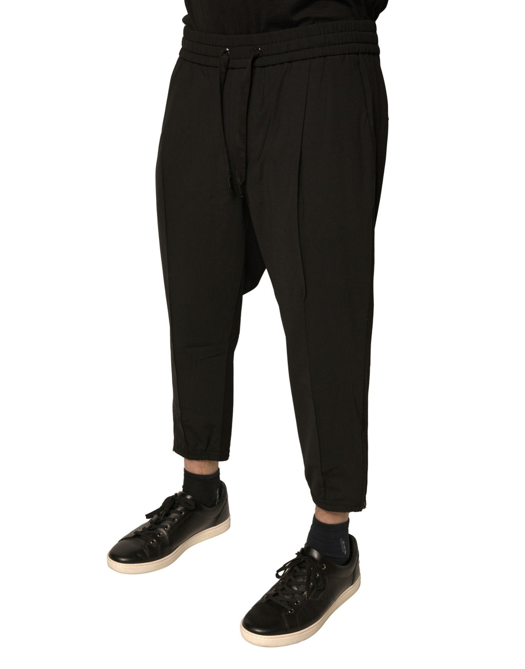 Pantalons de jogging en laine noire Dolce & Gabbana, coupe décontractée, détails modernes, vue en gros plan sur le tissu.