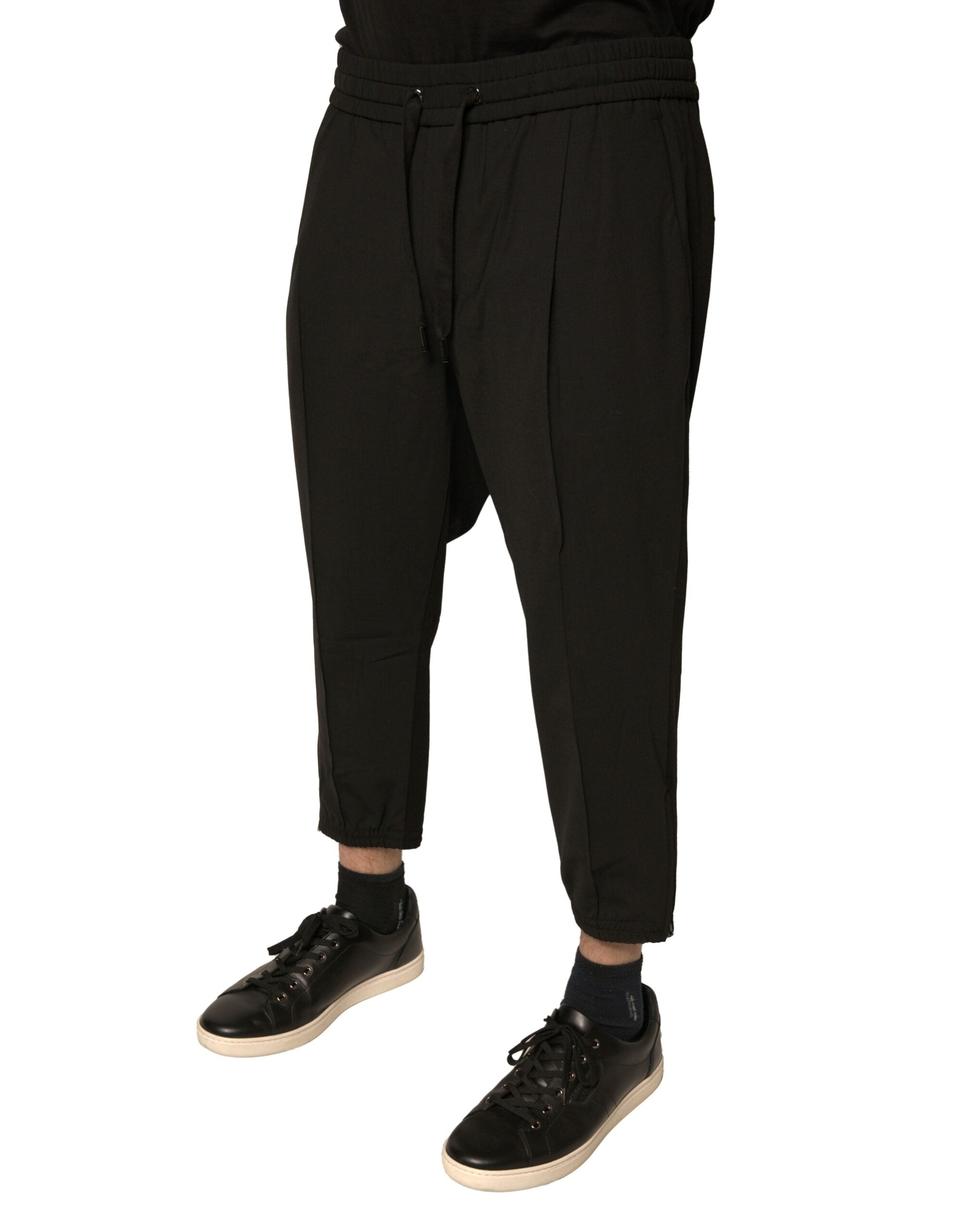 Pantalons de jogging en laine noire Dolce & Gabbana, coupe décontractée, détails modernes, vue en gros plan sur le tissu.