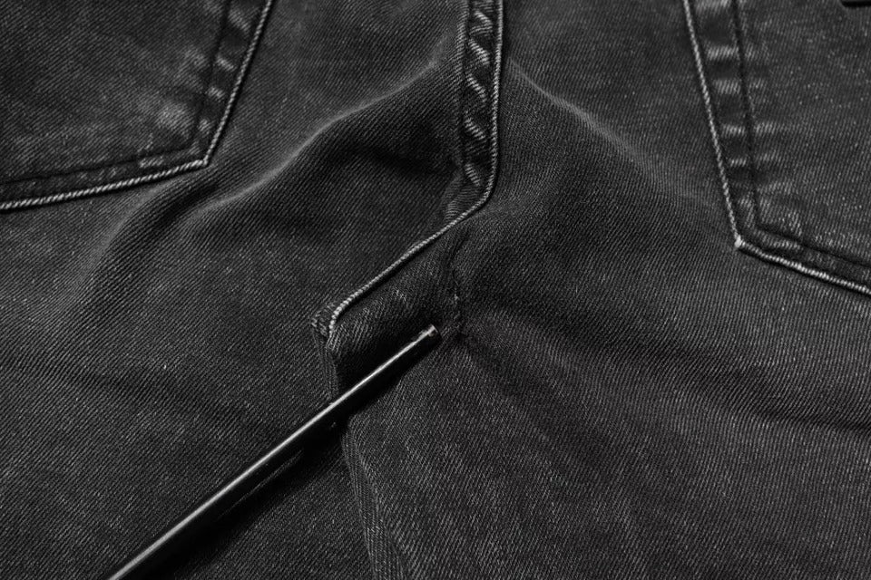 Pantalon skinny en denim stretch noir Dolce & Gabbana avec logo en coton, ajusté et tendance, visible en gros plan.