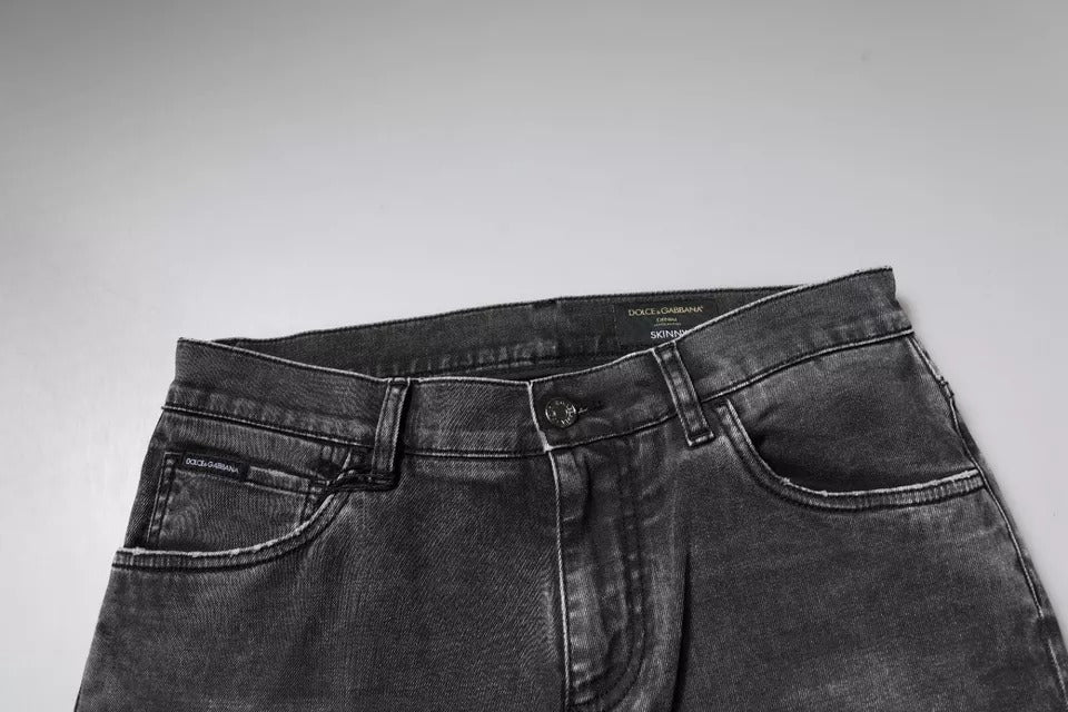 Pantalons slim en denim coton stretch noir Dolce & Gabbana avec logo, vue de face.