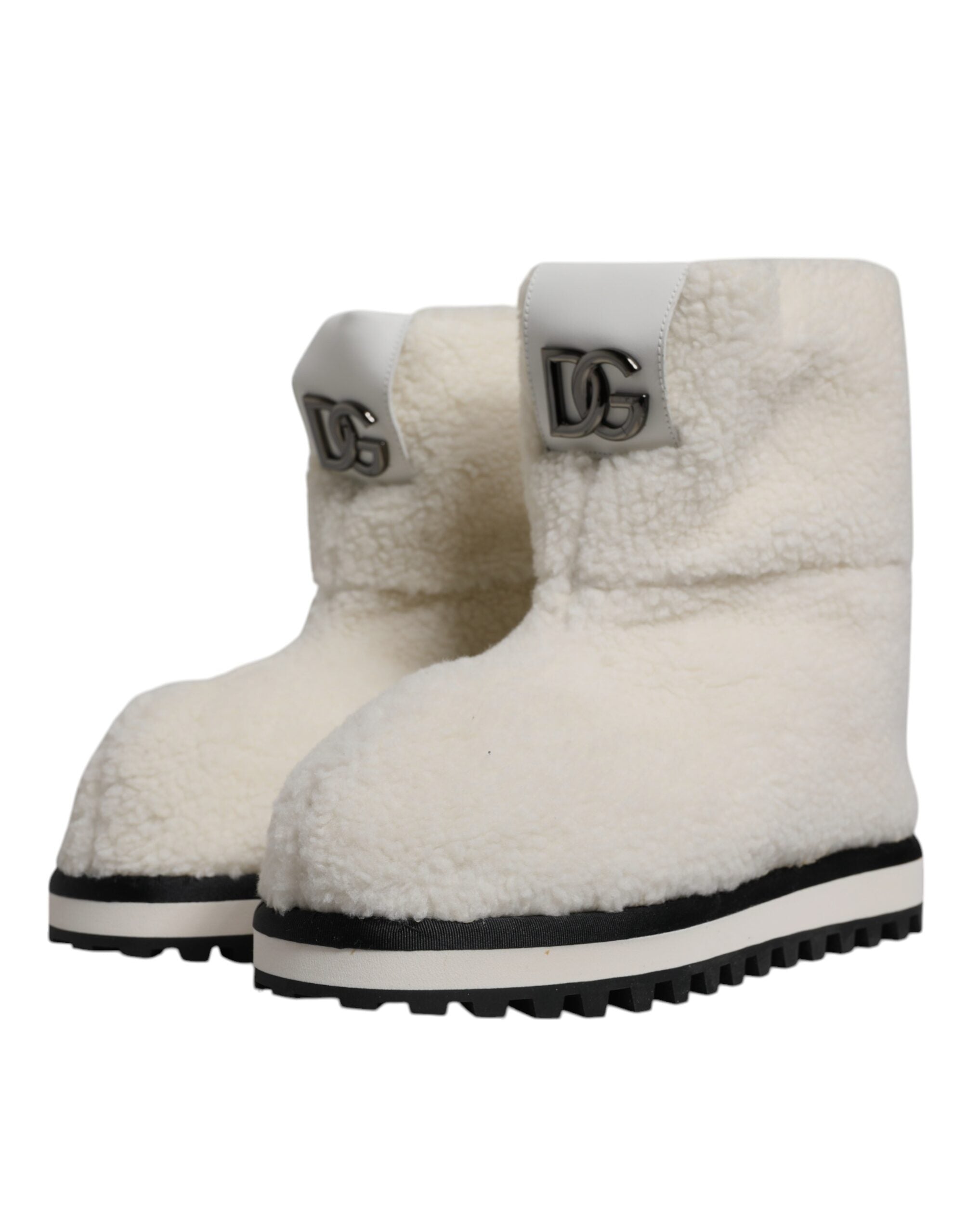 Bottes mi-mollet en peluche blanche Dolce & Gabbana avec logo brodé et rembourrage confortable.