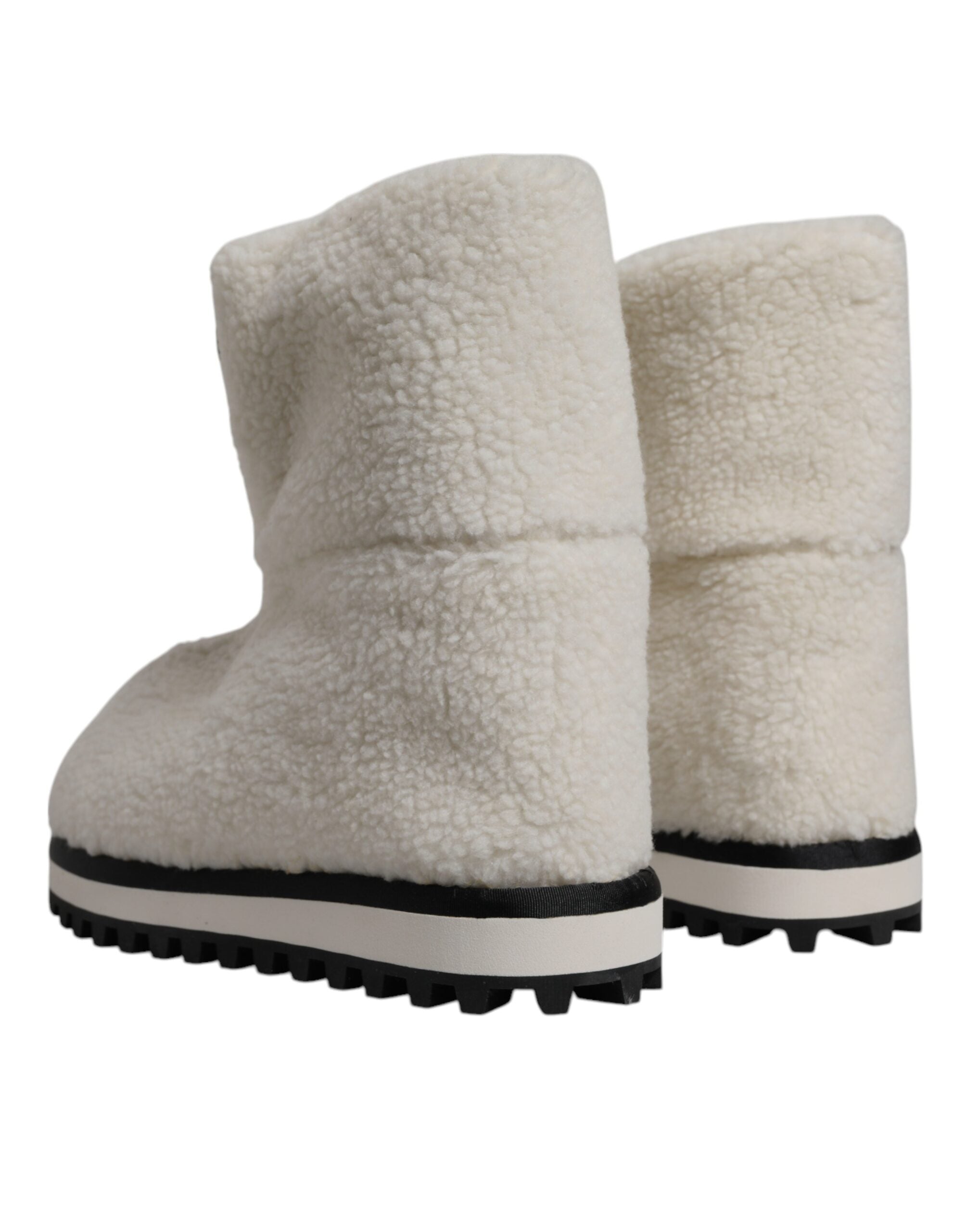 Bottes mi-mollet rembourrées blanches Dolce & Gabbana avec logo en peluche, style élégant et confortable.