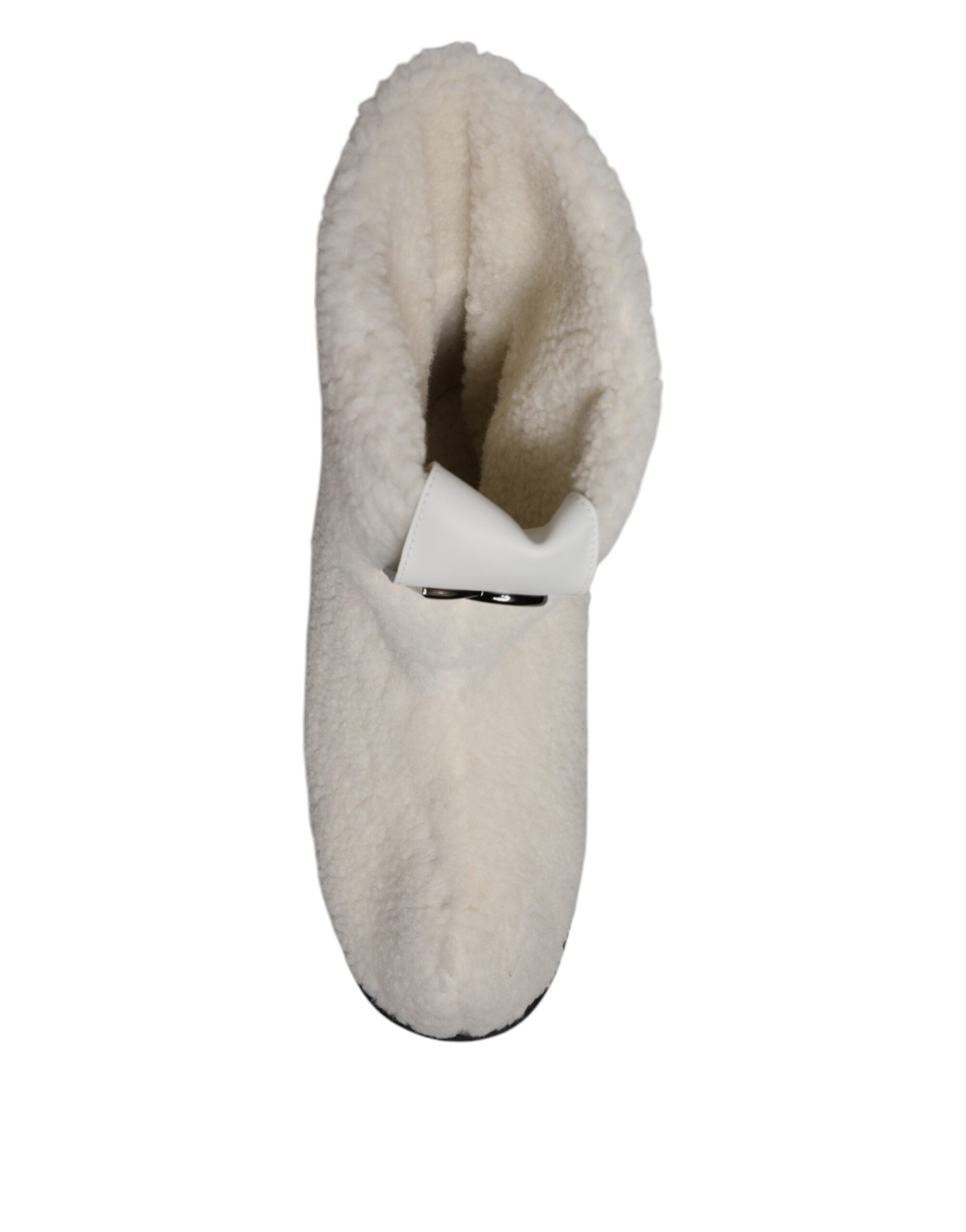 Bottes mi-mollet blanches Dolce & Gabbana en velours avec logo rembourré, style élégant et sophistiqué.
