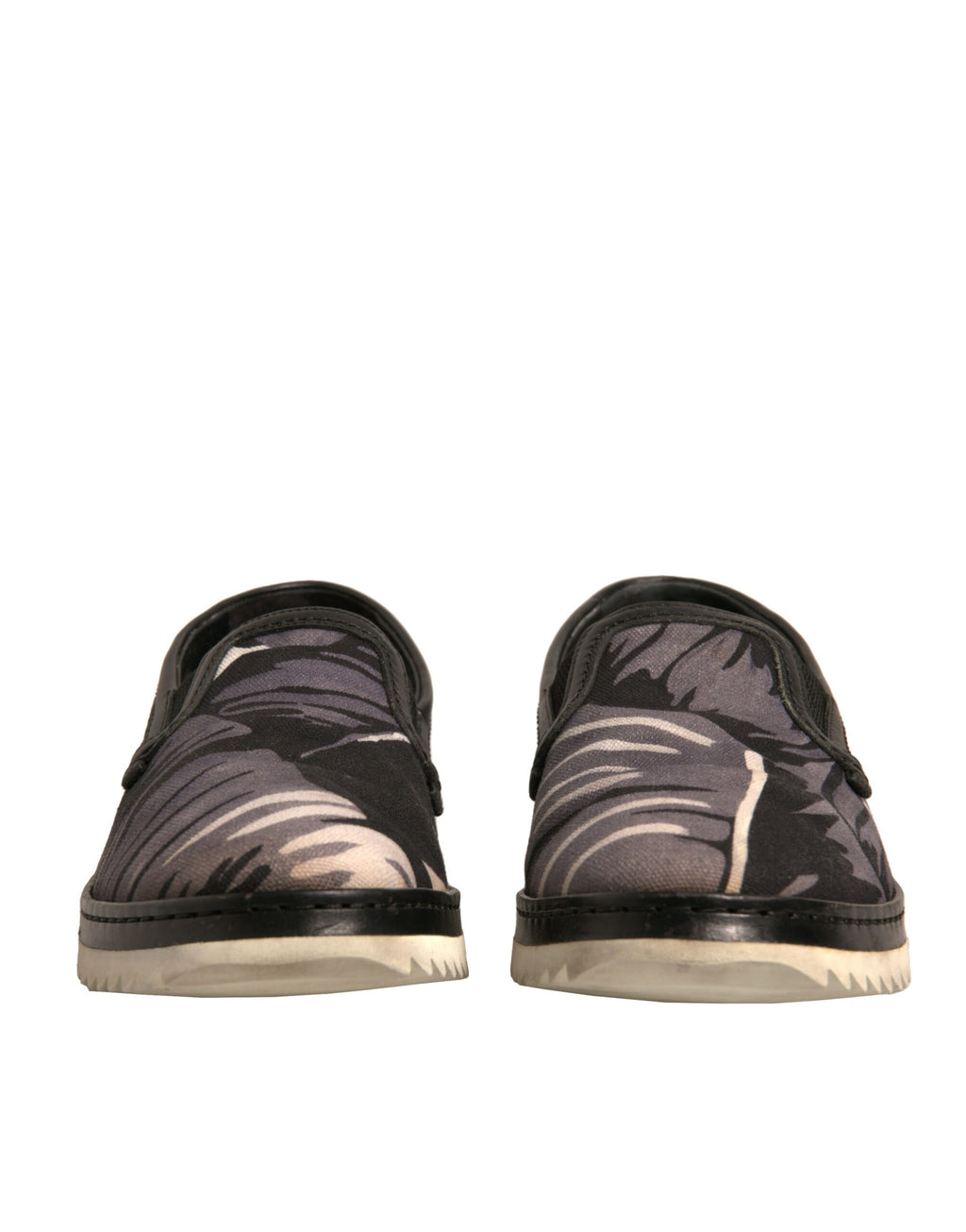 Chaussures slip-on Dolce & Gabbana en toile noire avec motif tropical, style décontracté et élégant.