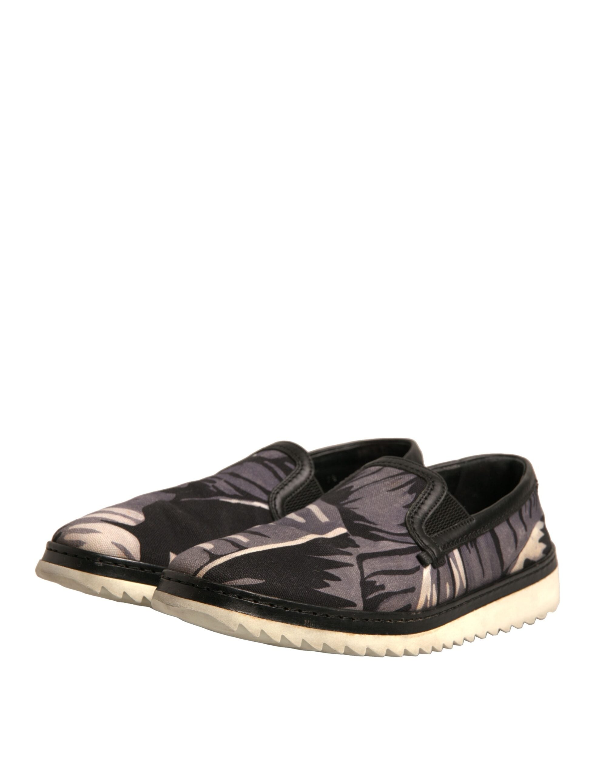 Chaussures slip-on Dolce & Gabbana en toile noire avec motif tropical, élégantes et confortables pour un style décontracté.