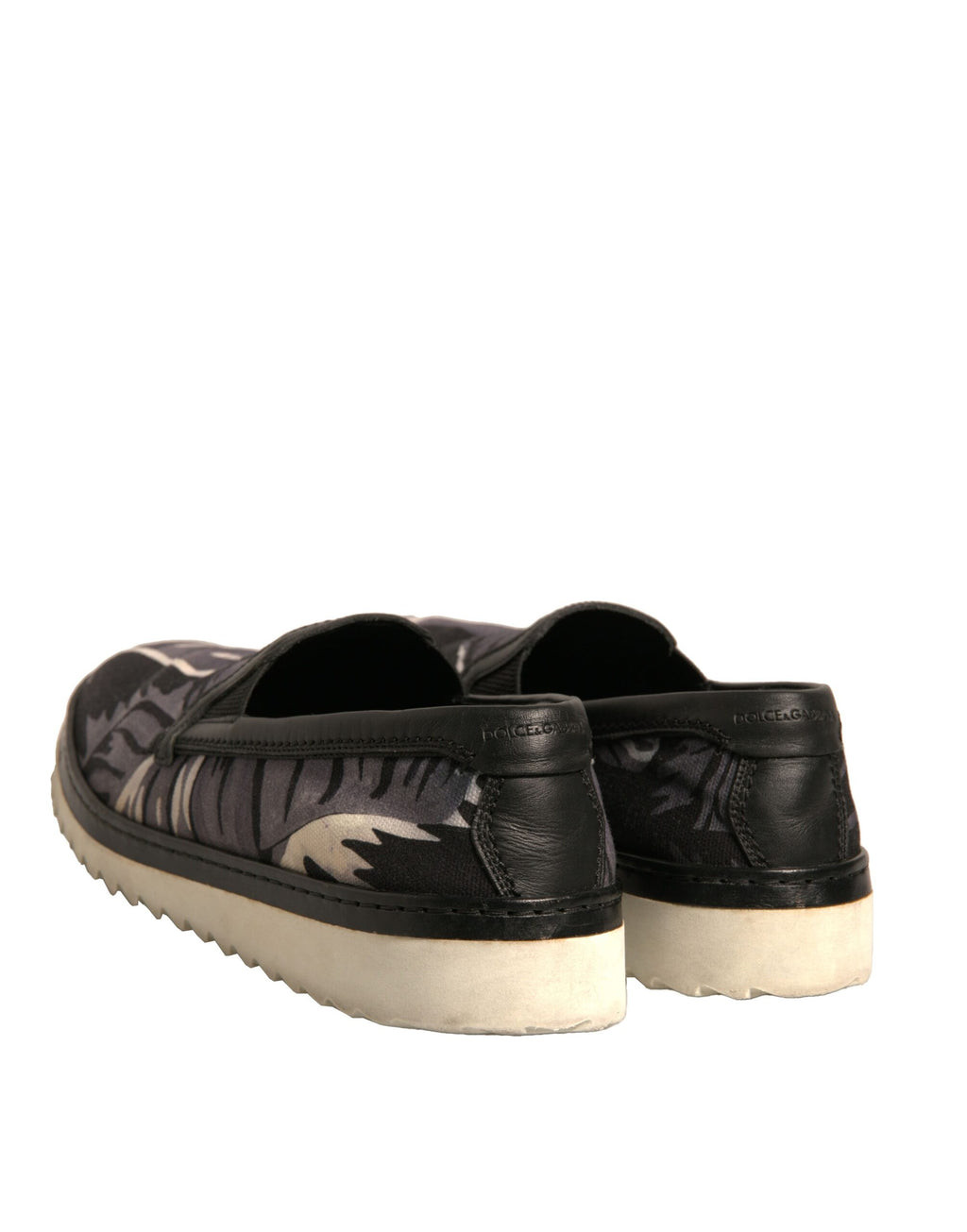 Chaussures Dolce & Gabbana en toile noire avec motif tropical, slip-on élégantes pour un style décontracté et sophistiqué.
