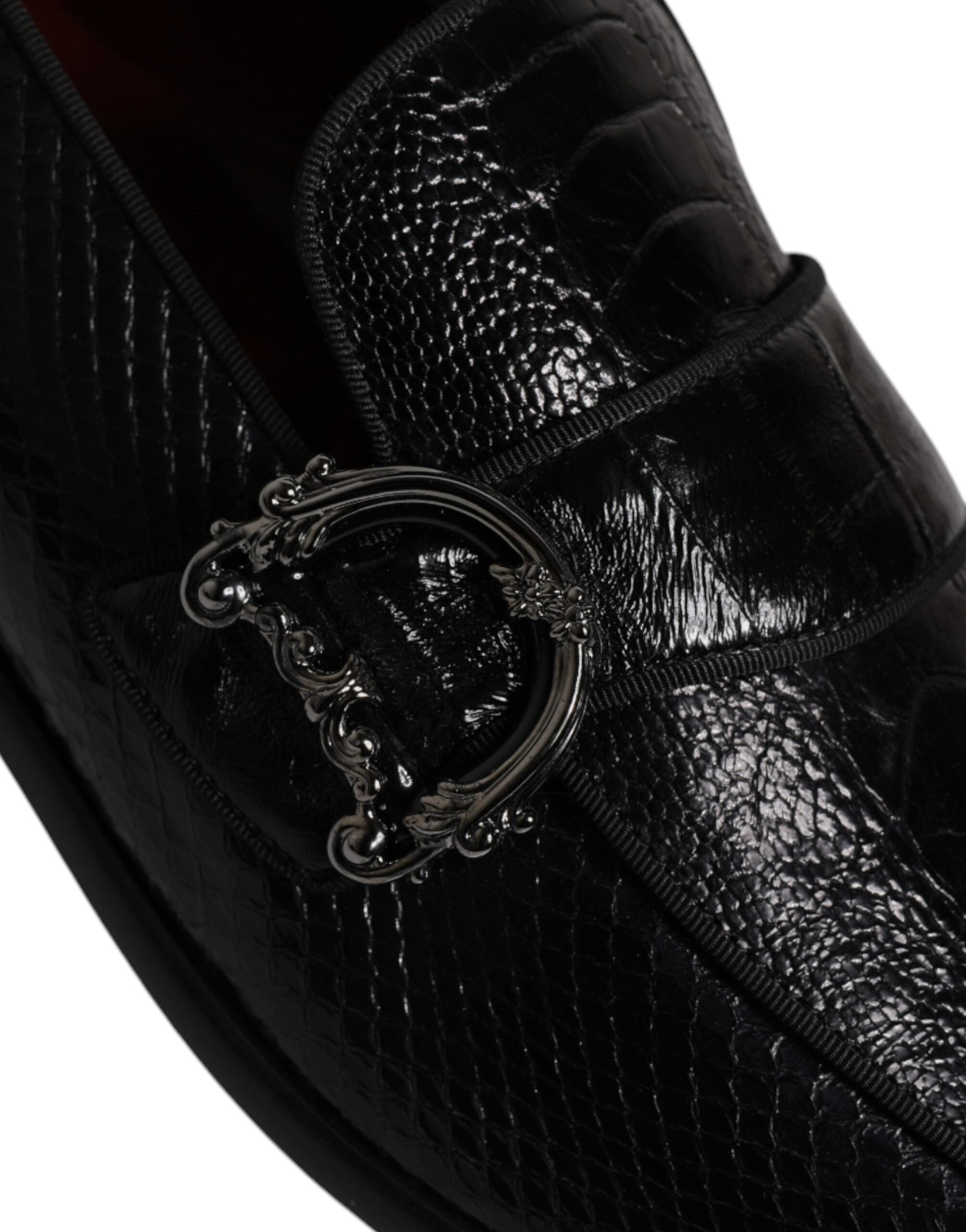 Mocassins noirs Dolce & Gabbana en cuir exotique avec logo DG, chaussures habillées élégantes et formelles.