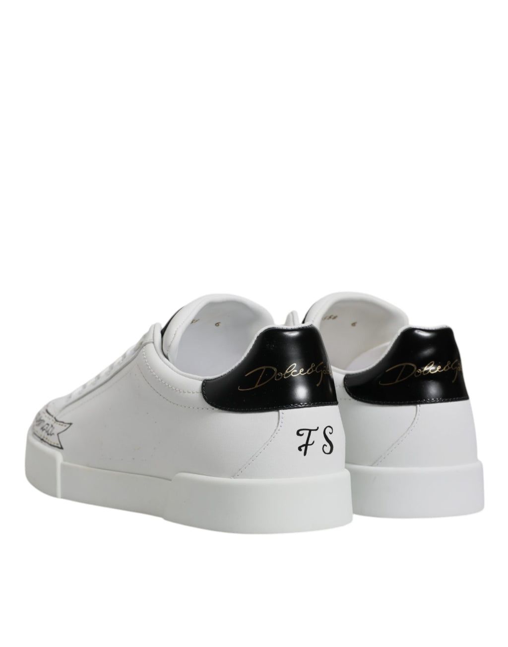 Chaussures sneakers basses en cuir blanc Dolce & Gabbana avec lacets, vue de face.