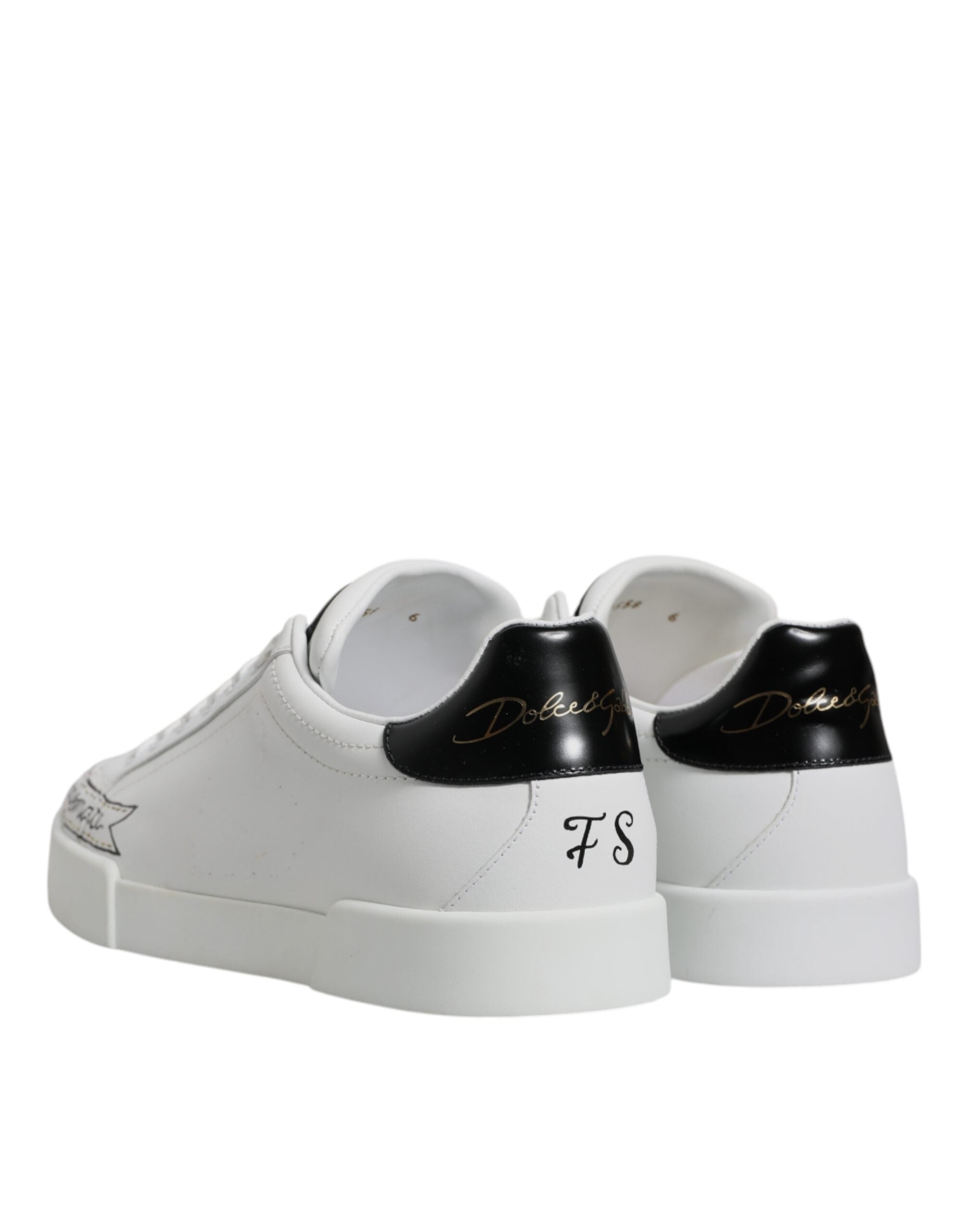 Chaussures sneakers basses en cuir blanc Dolce & Gabbana avec lacets, vue de face.
