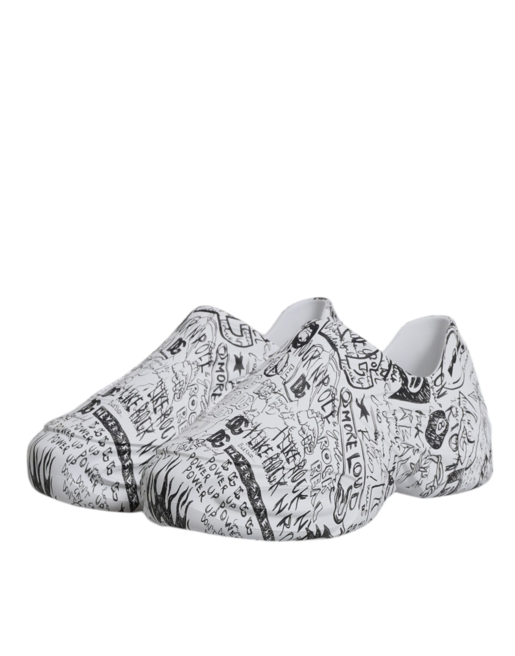 Chaussures sneakers Dolce & Gabbana blanc et noir avec graffiti Daymaster, design moderne et tendance visible sur l'image.