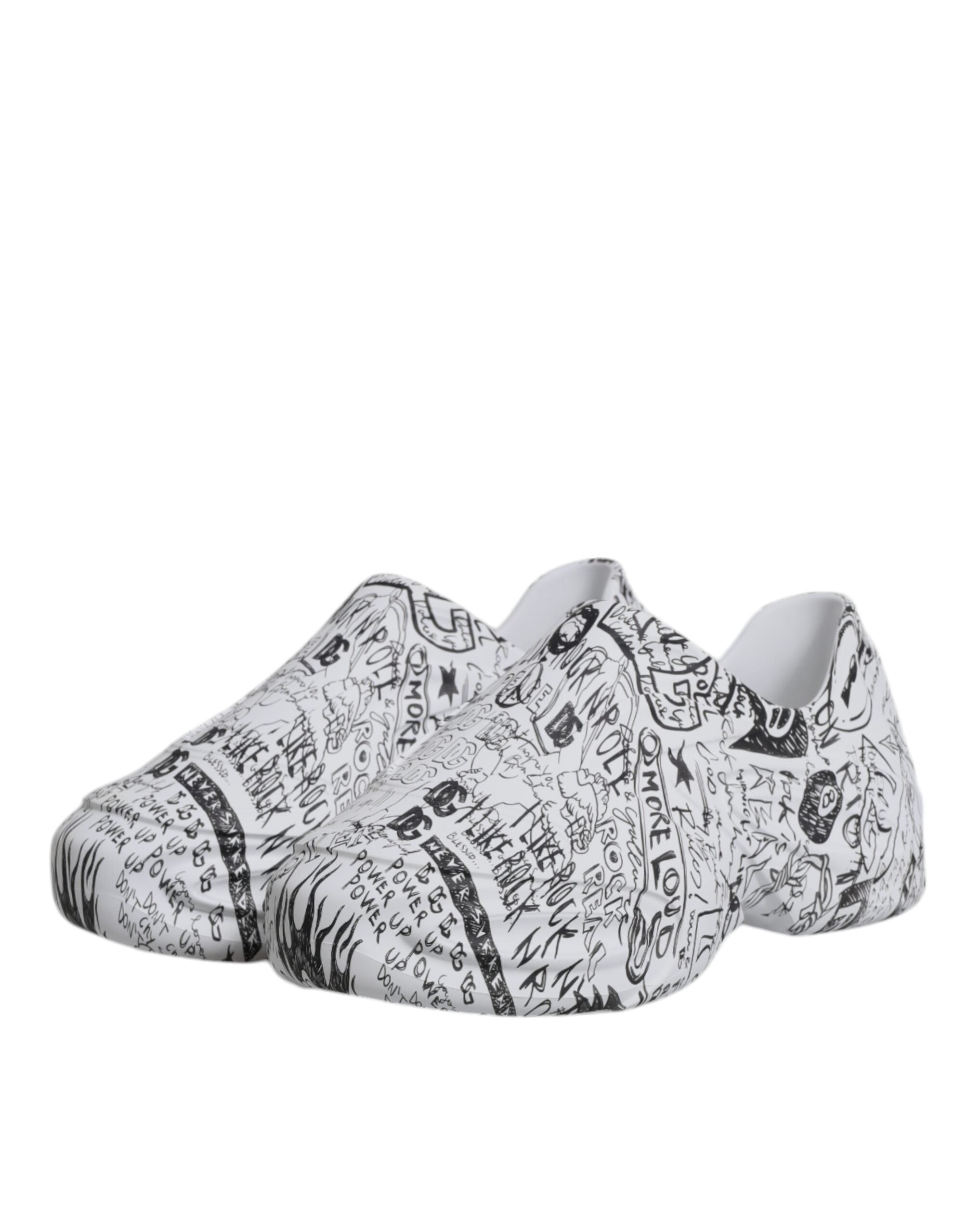 Chaussures sneakers Dolce & Gabbana blanc et noir avec graffiti Daymaster, design moderne et tendance visible sur l'image.