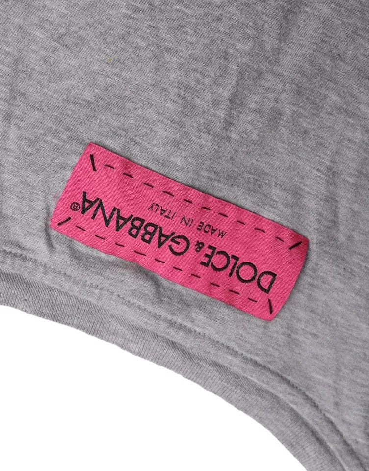 T-shirt gris en coton Dolce & Gabbana L'Amore E'Bellezza avec logo imprimé, porté sur mannequin.