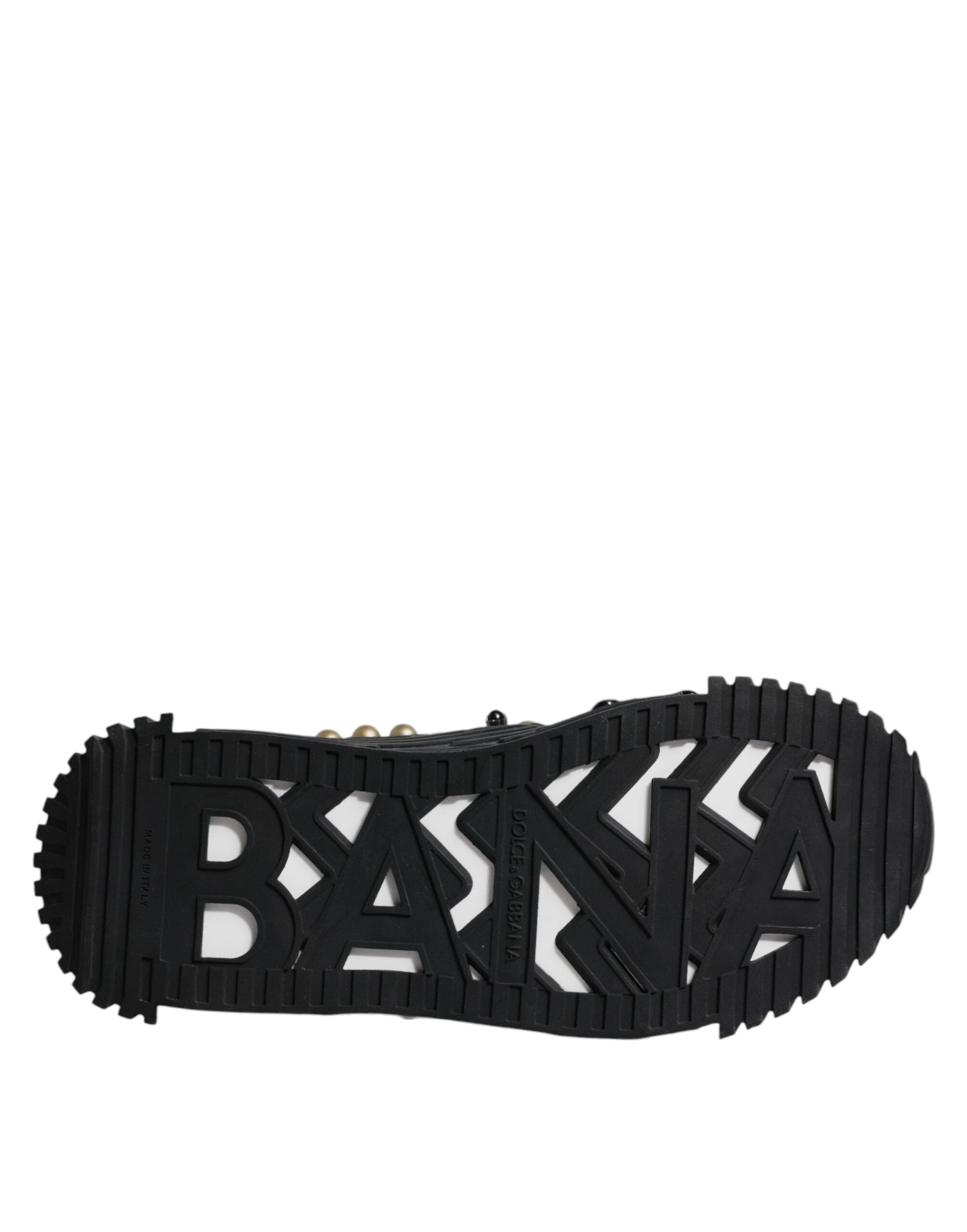 Sandales Dolce & Gabbana en cuir noir avec studs, chaussures à talon plat et design élégant.