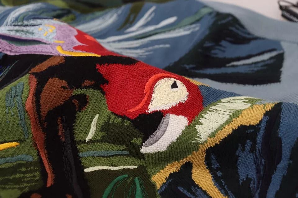 Pull Dolce & Gabbana Jungle en laine et soie avec logo, doux et élégant, porté par un modèle, vue de face.
