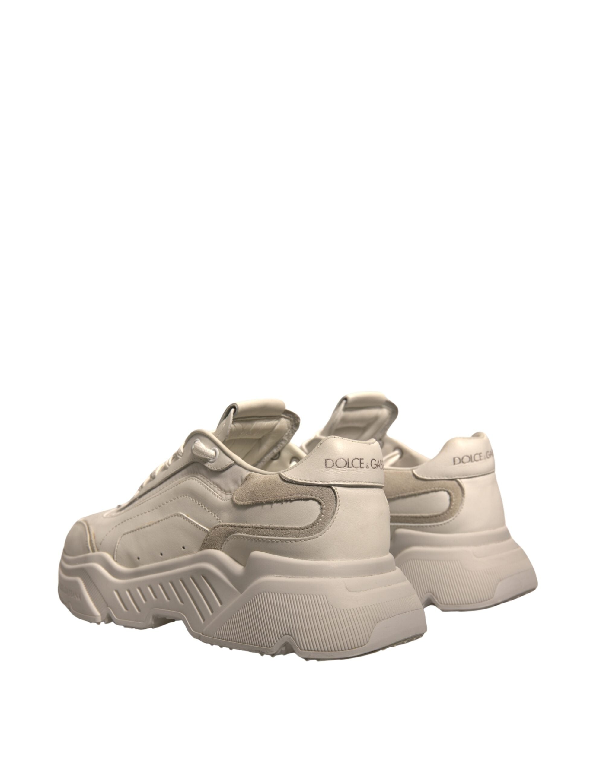 Chaussures sneakers basses blanches Dolce & Gabbana Daymaster en cuir avec semelle élégante, visibles de face.