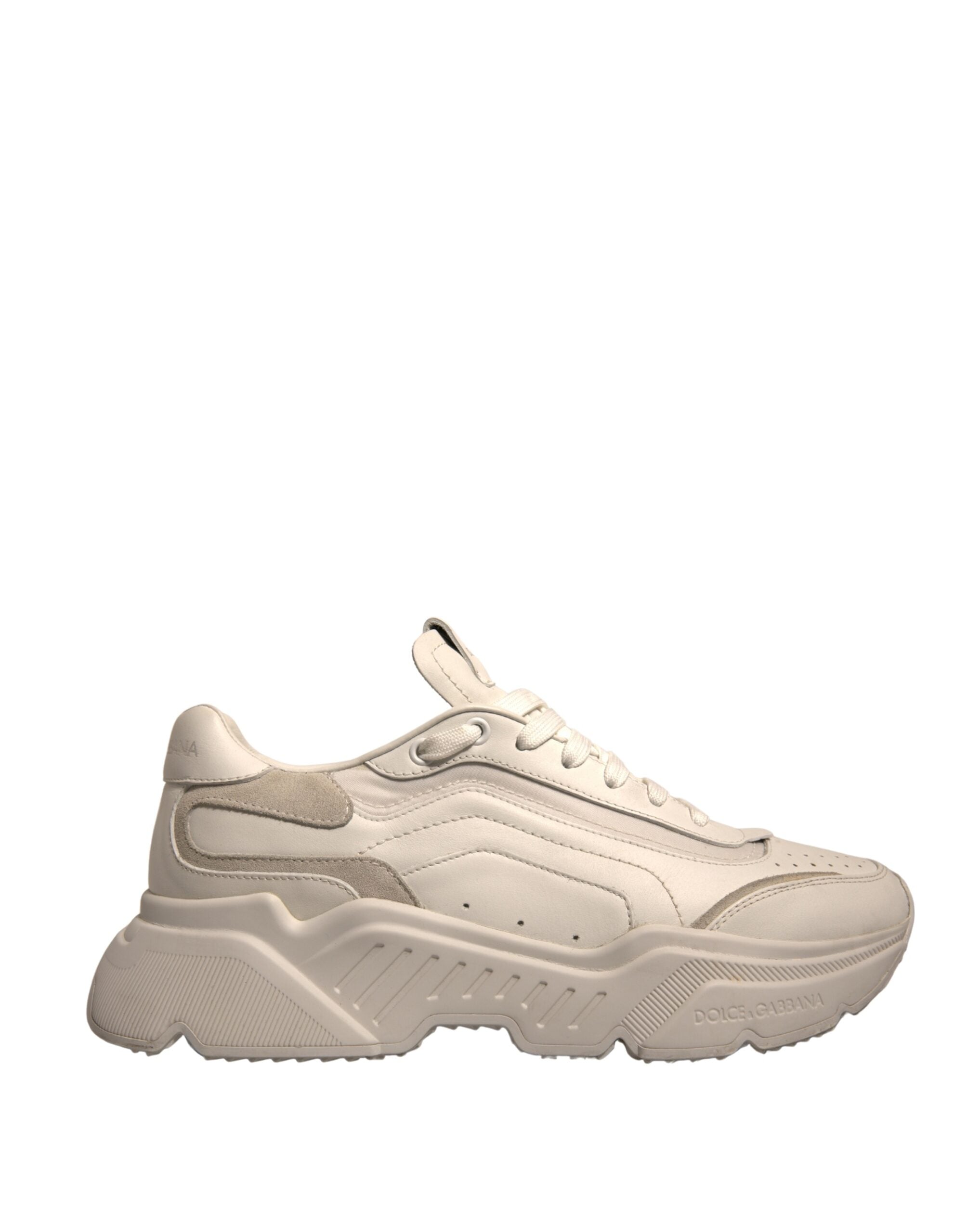 Chaussures sneakers basses en cuir blanc Dolce & Gabbana Daymaster, vue de côté, avec détails en cuir et semelle blanche.