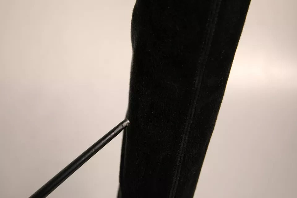 Bottes en cuir suédé noir Dolce & Gabbana, cuissardes à talons aiguilles élégants et sophistiqués.