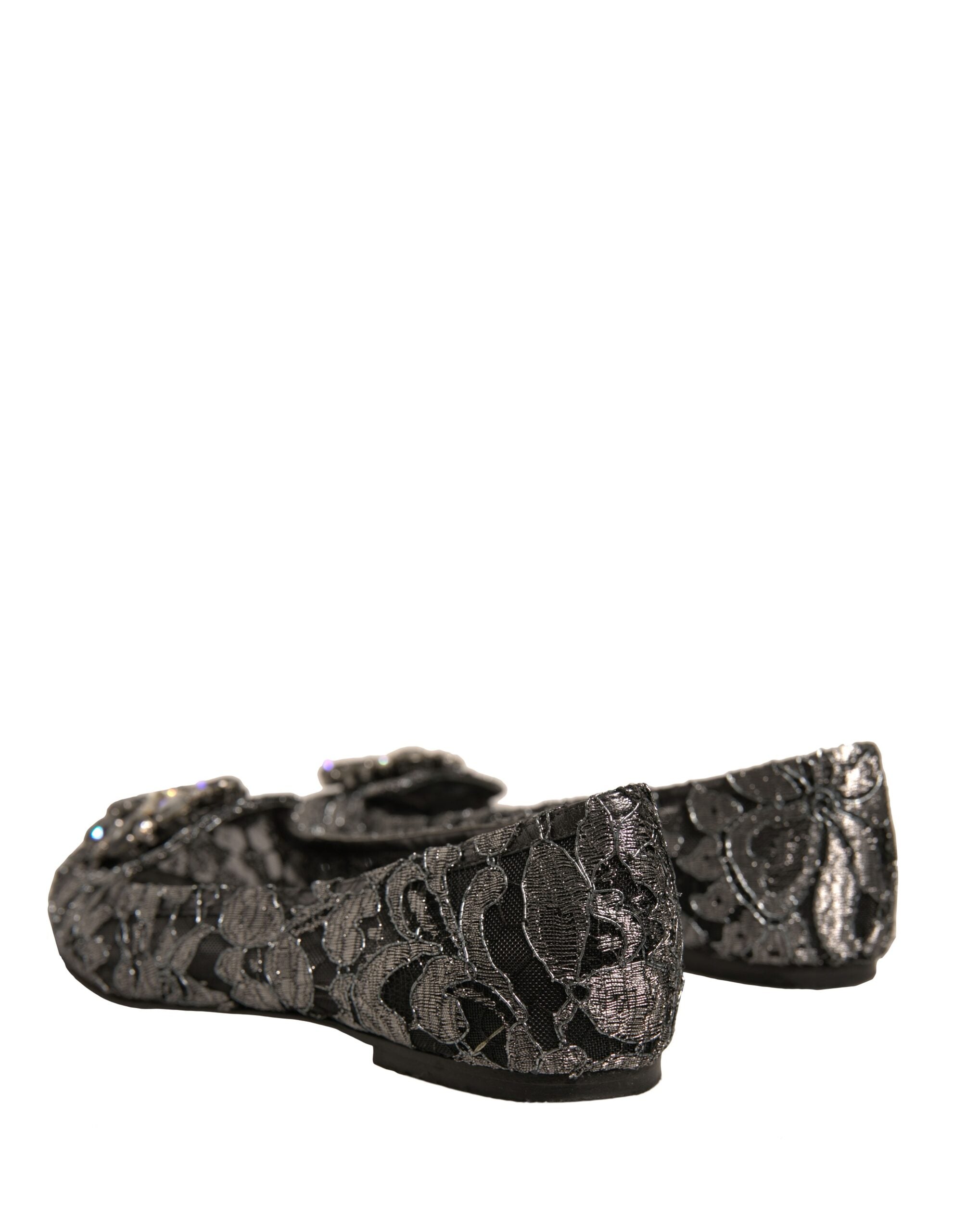 Chaussures ballerines en satin argenté Dolce & Gabbana avec cristaux, lacets et semelle plate.