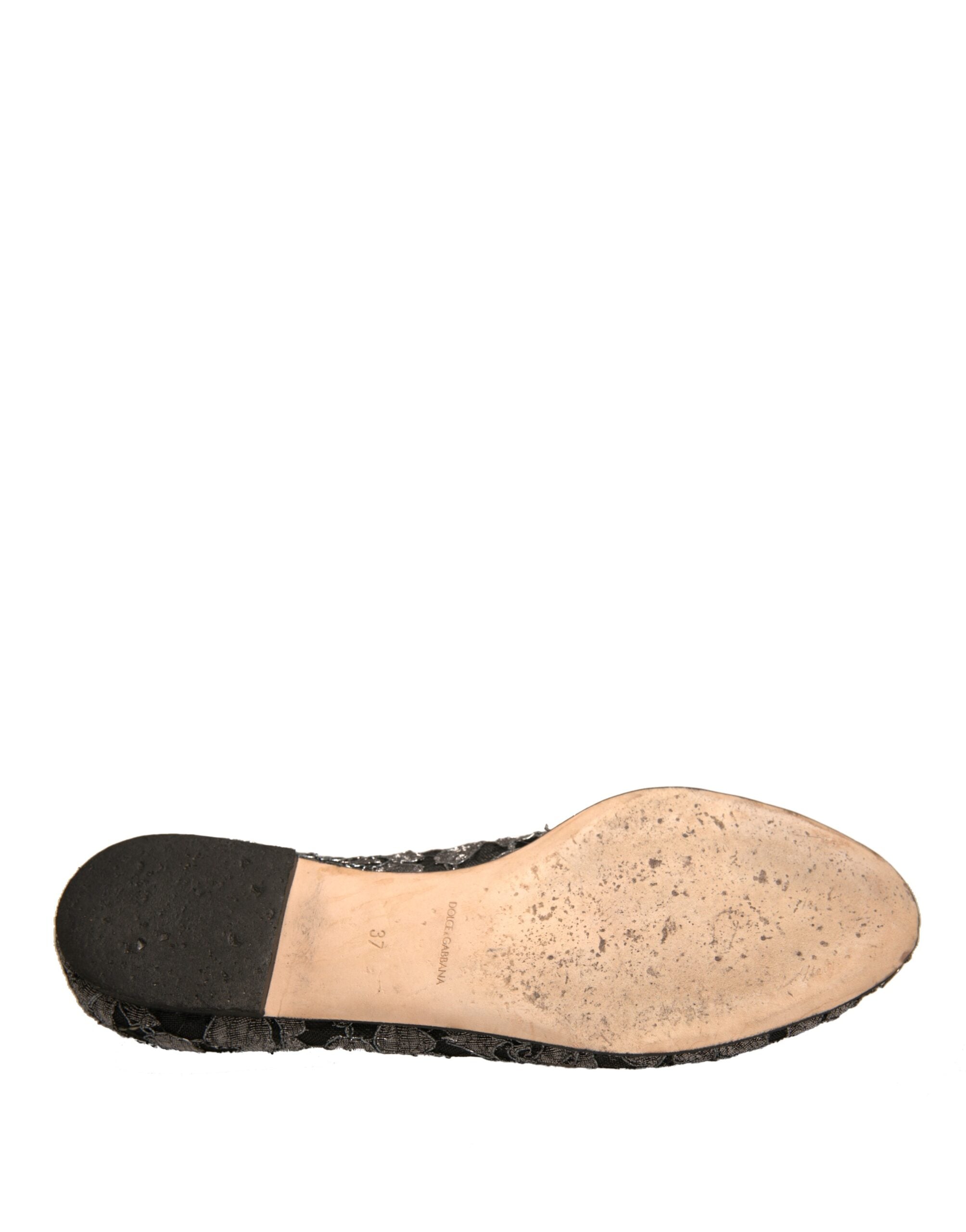 Chaussures ballerines Dolce & Gabbana en satin argenté avec cristaux, lacets élégants et semelle plate raffinée.