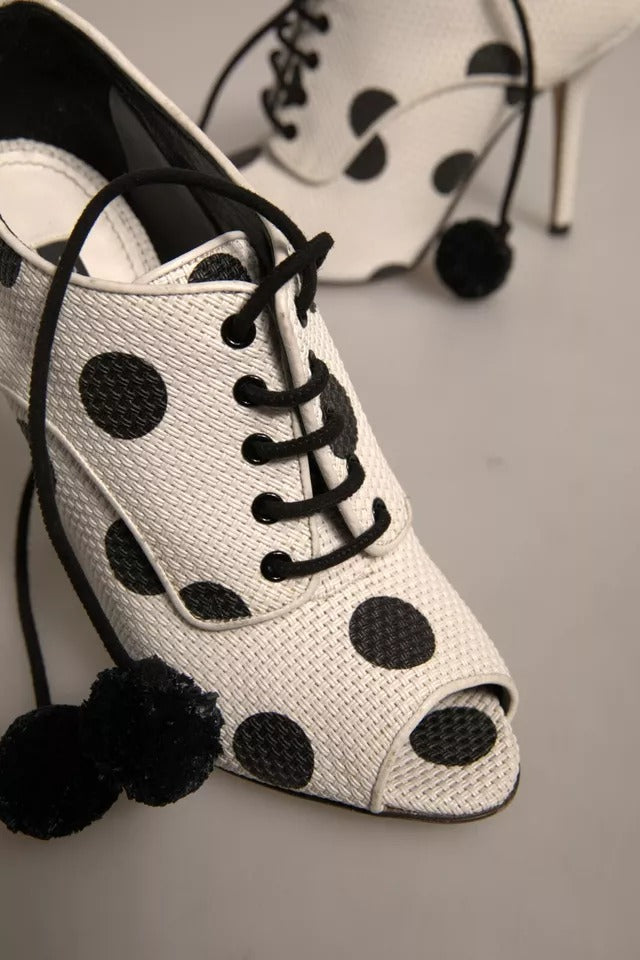 Chaussures Dolce & Gabbana bottines à pois noirs et blancs à bout ouvert et talons, mode élégante et tendance.