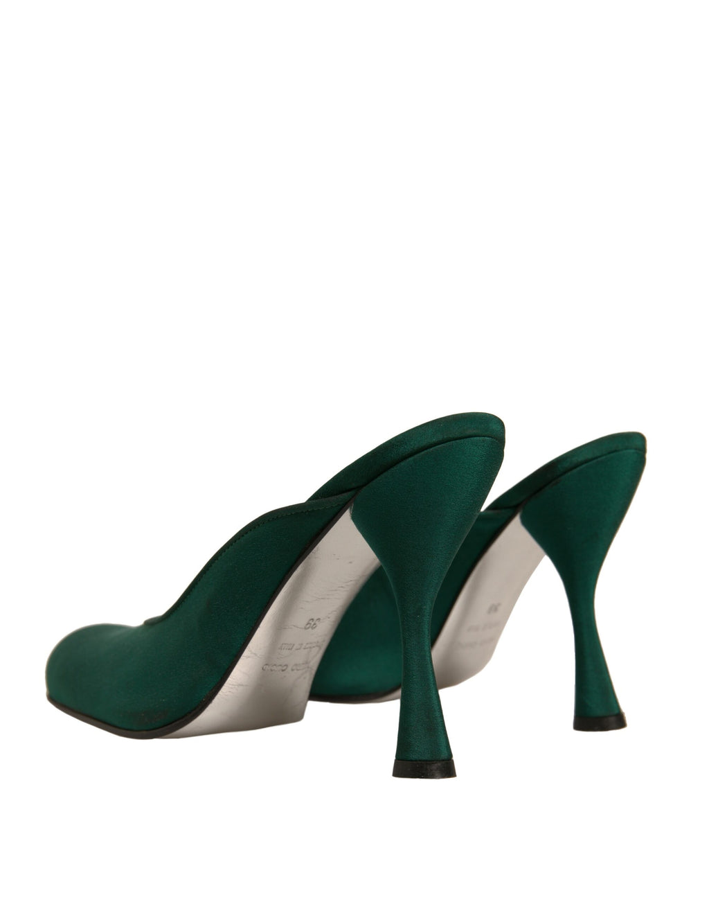 Escarpins en cuir vert en daim de Dolce & Gabbana, talons hauts élégants et sophistiqués, visibles en gros plan.