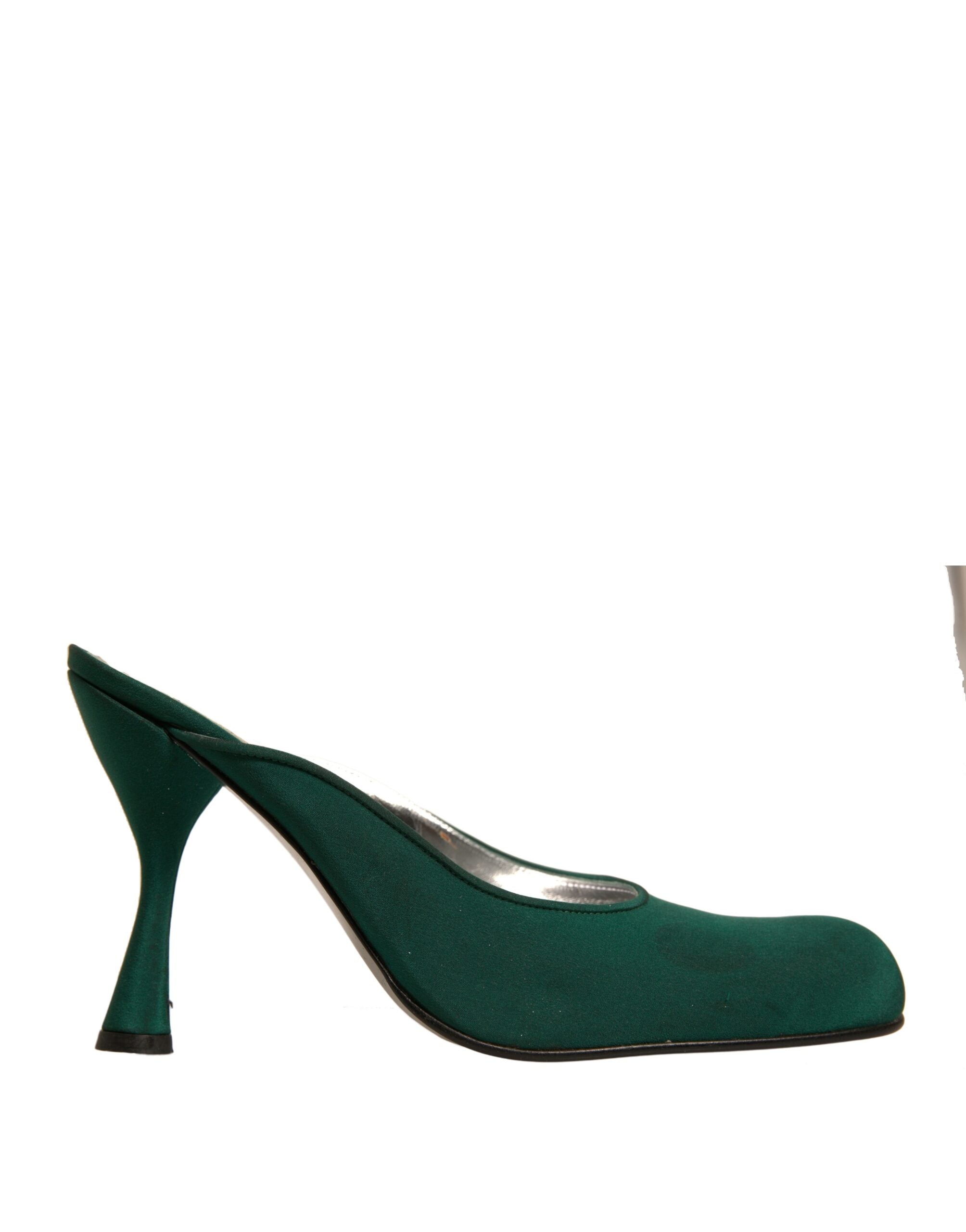 Escarpins en daim vert Dolce & Gabbana avec talons hauts et design élégant, adaptés pour une tenue sophistiquée.