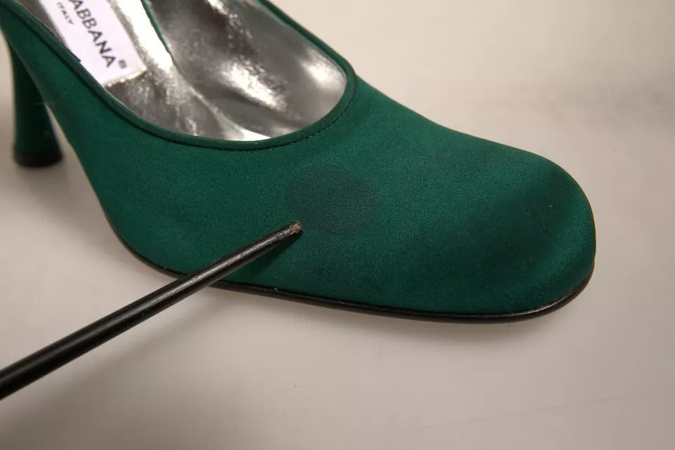 Chaussures à talons hauts en daim vert de Dolce & Gabbana, élégantes et sophistiquées, visibles en gros plan.