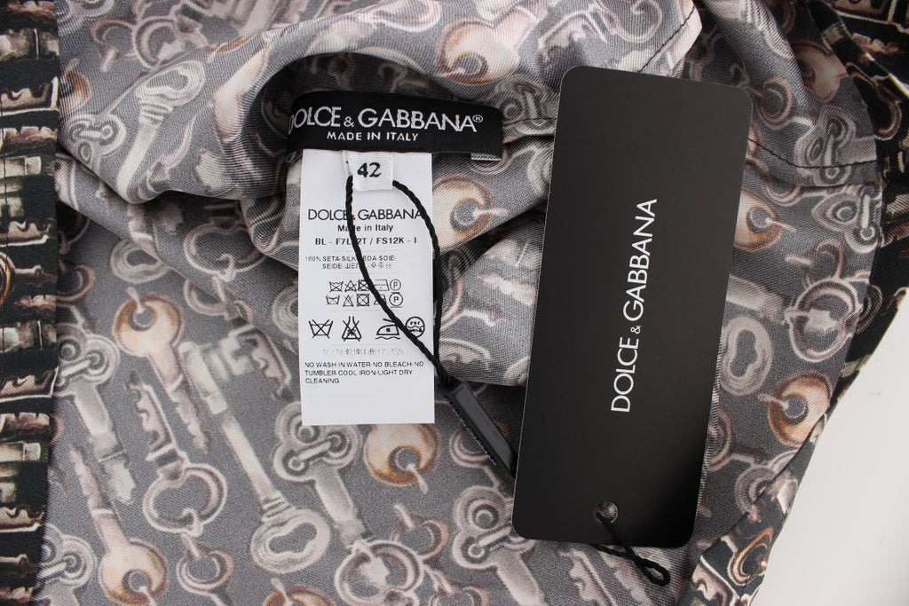 Chemise en soie Dolce & Gabbana gris or avec motif clé, élégante blouse à imprimé graphique et détails raffinés.