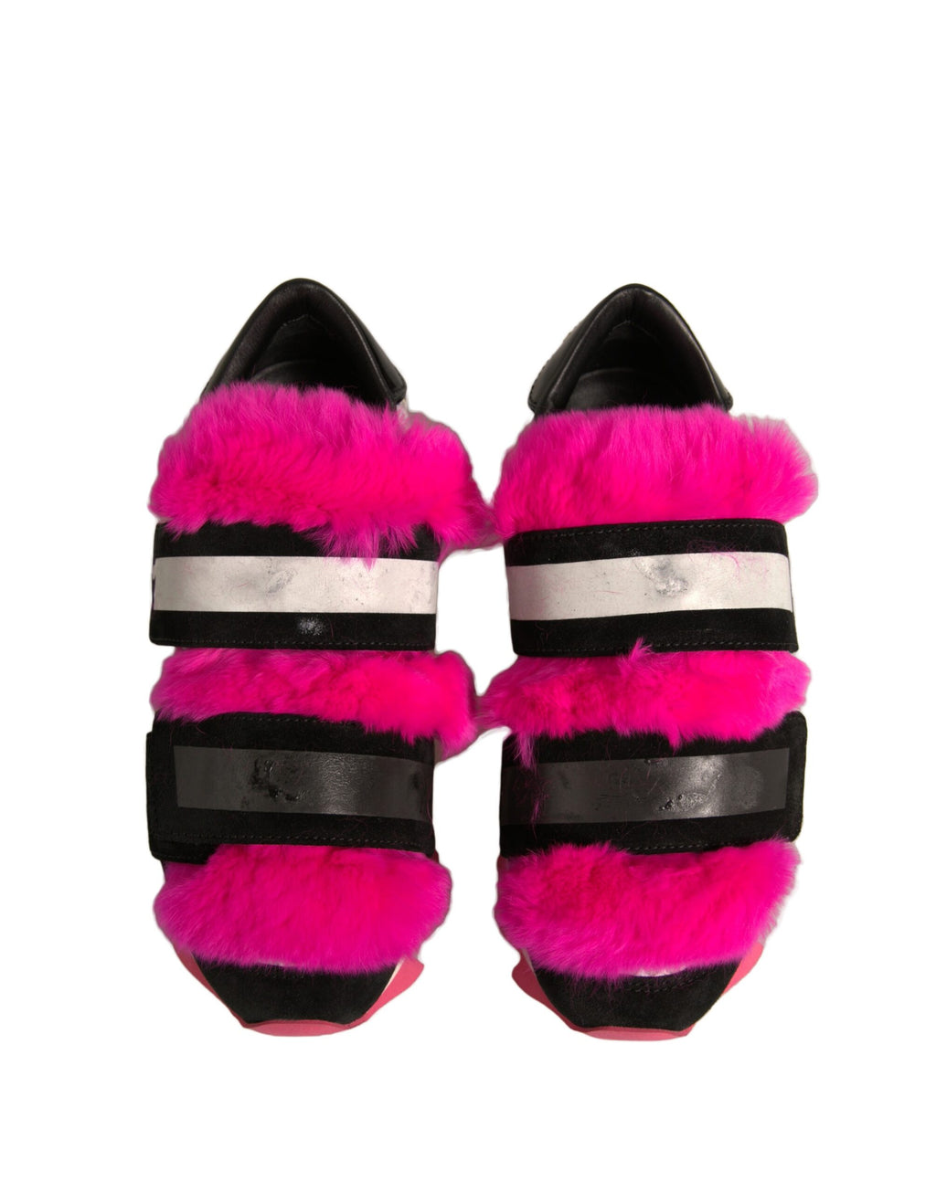 Chaussures sneakers Dolce & Gabbana noires et roses avec ornements en fourrure, style élégant et tendance.