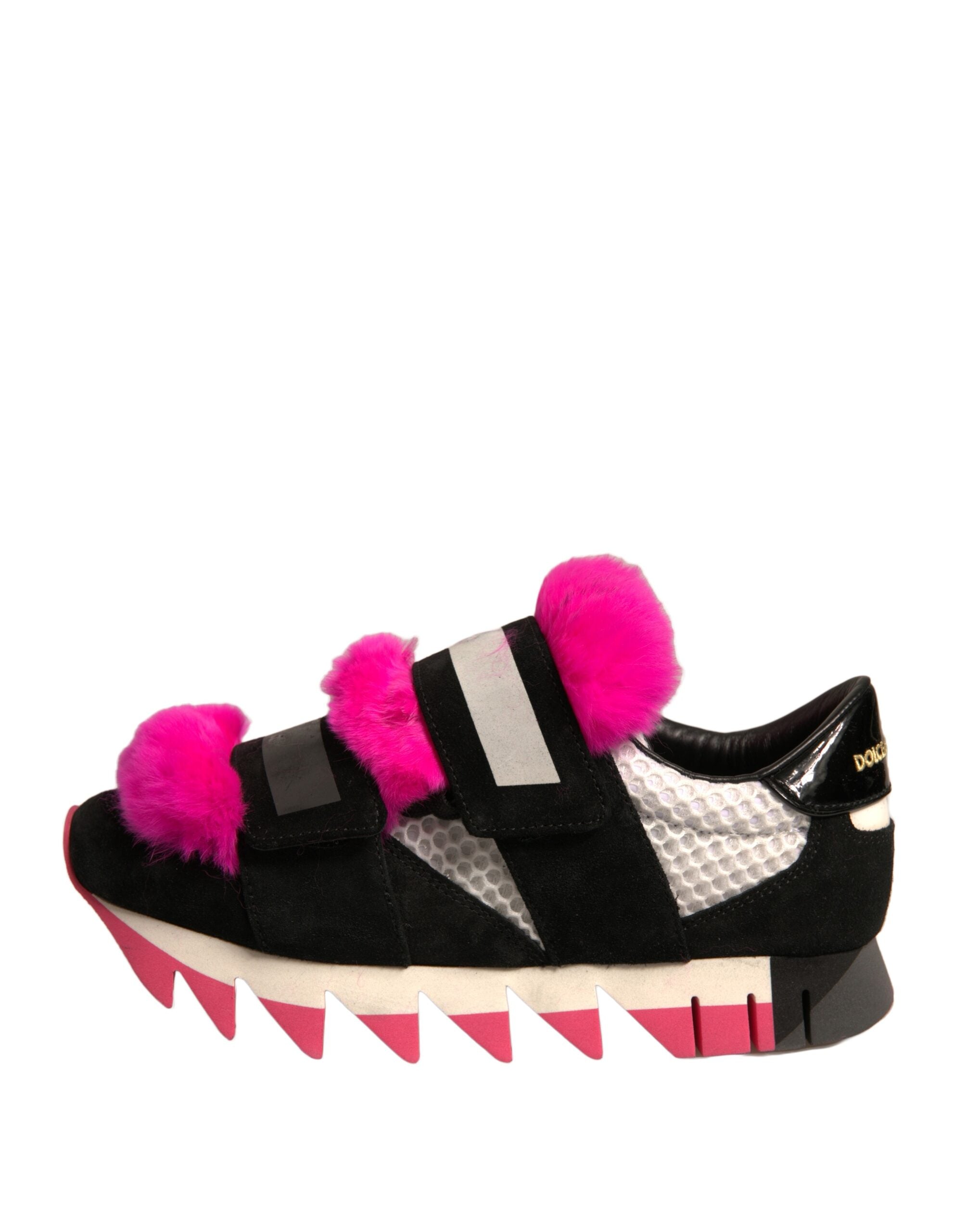 Chaussures sneakers Dolce & Gabbana noires avec embellissements en fourrure rose, style tendance et luxe.