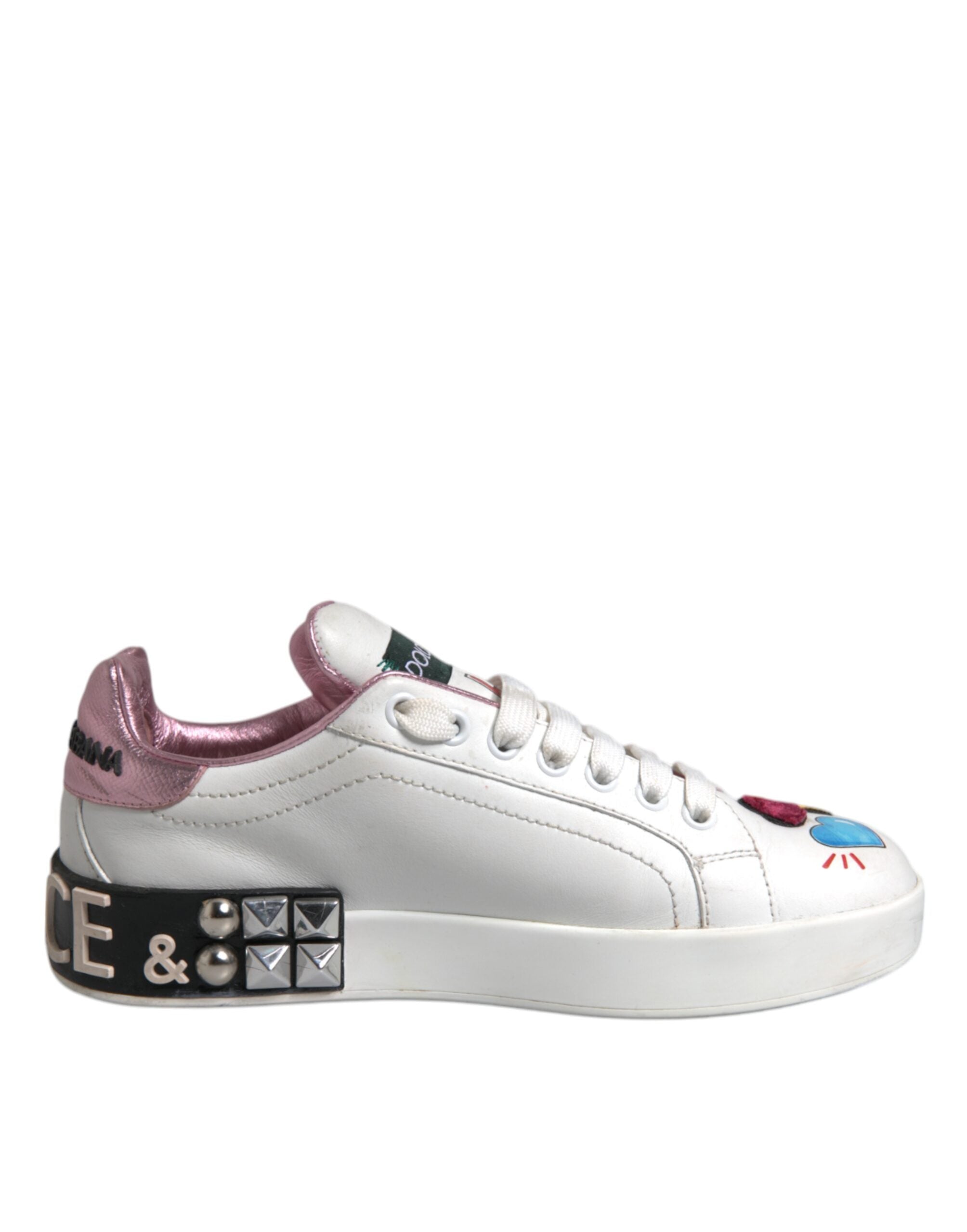 Chaussures basses blanches Dolce & Gabbana avec sequins et cristaux, sneakers élégants pour femmes.