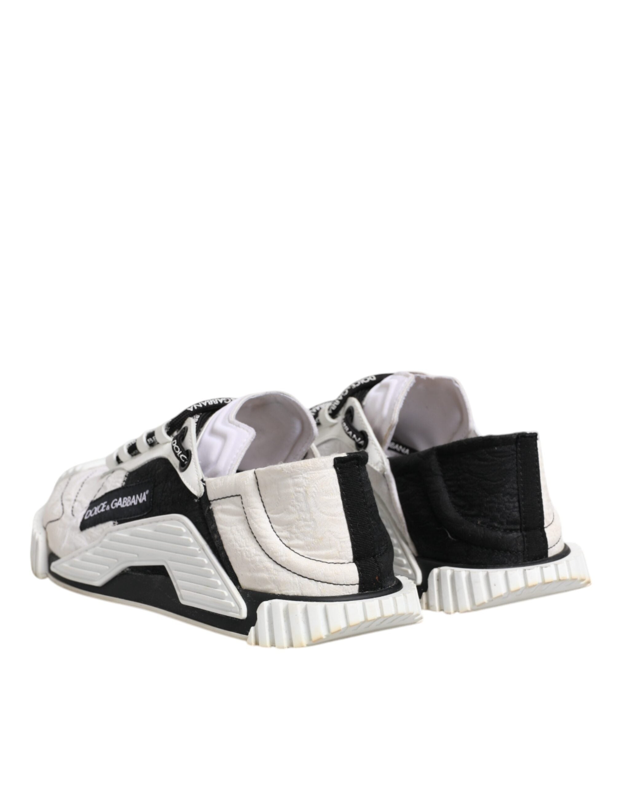 Chaussures sneakers basses Dolce & Gabbana NS1 en blanc et noir, vue de face, en tissu avec semelle blanche.