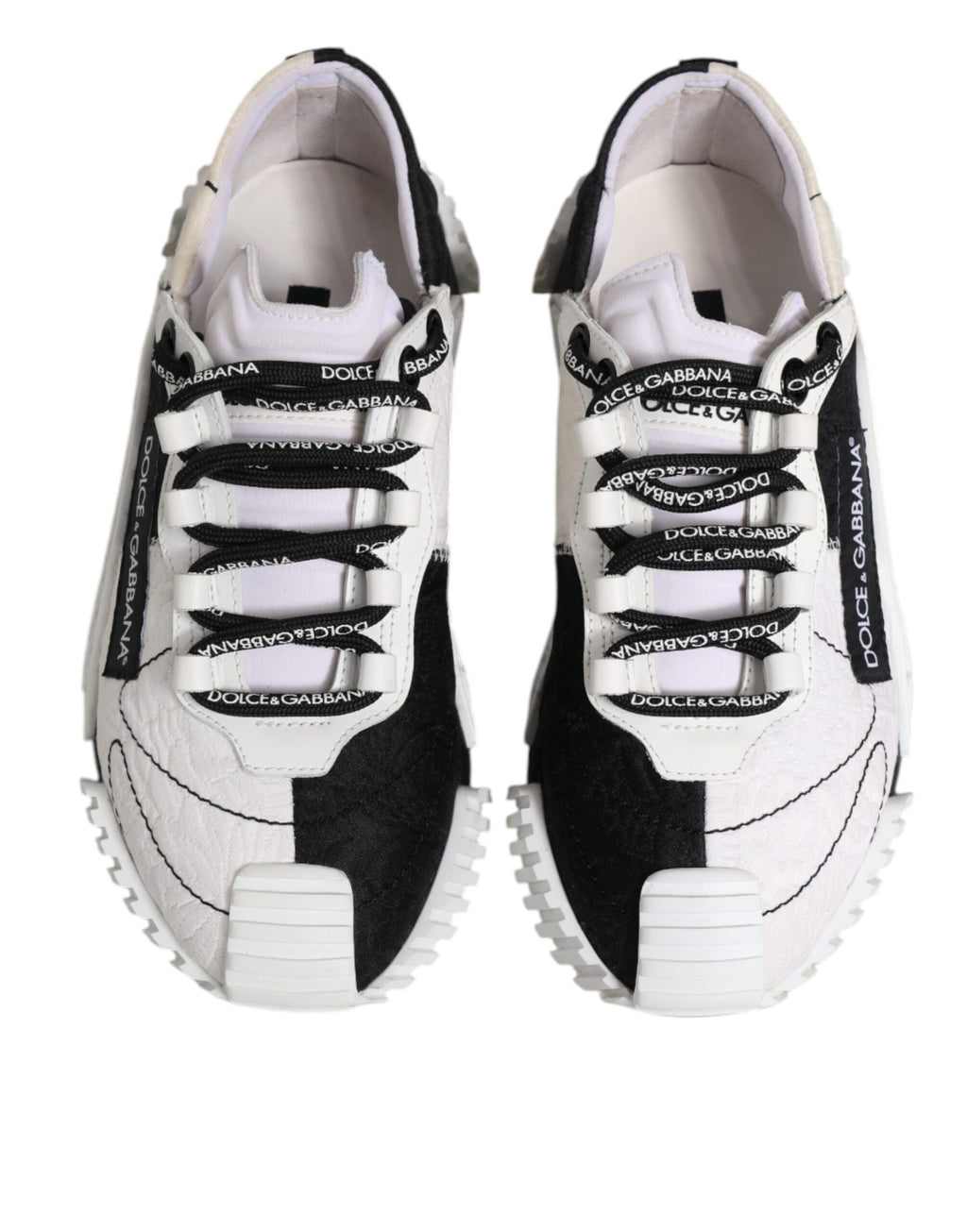 Chaussures sneakers basses Dolce & Gabbana NS1 en blanc et noir, vues en gros plan sur le modèle.