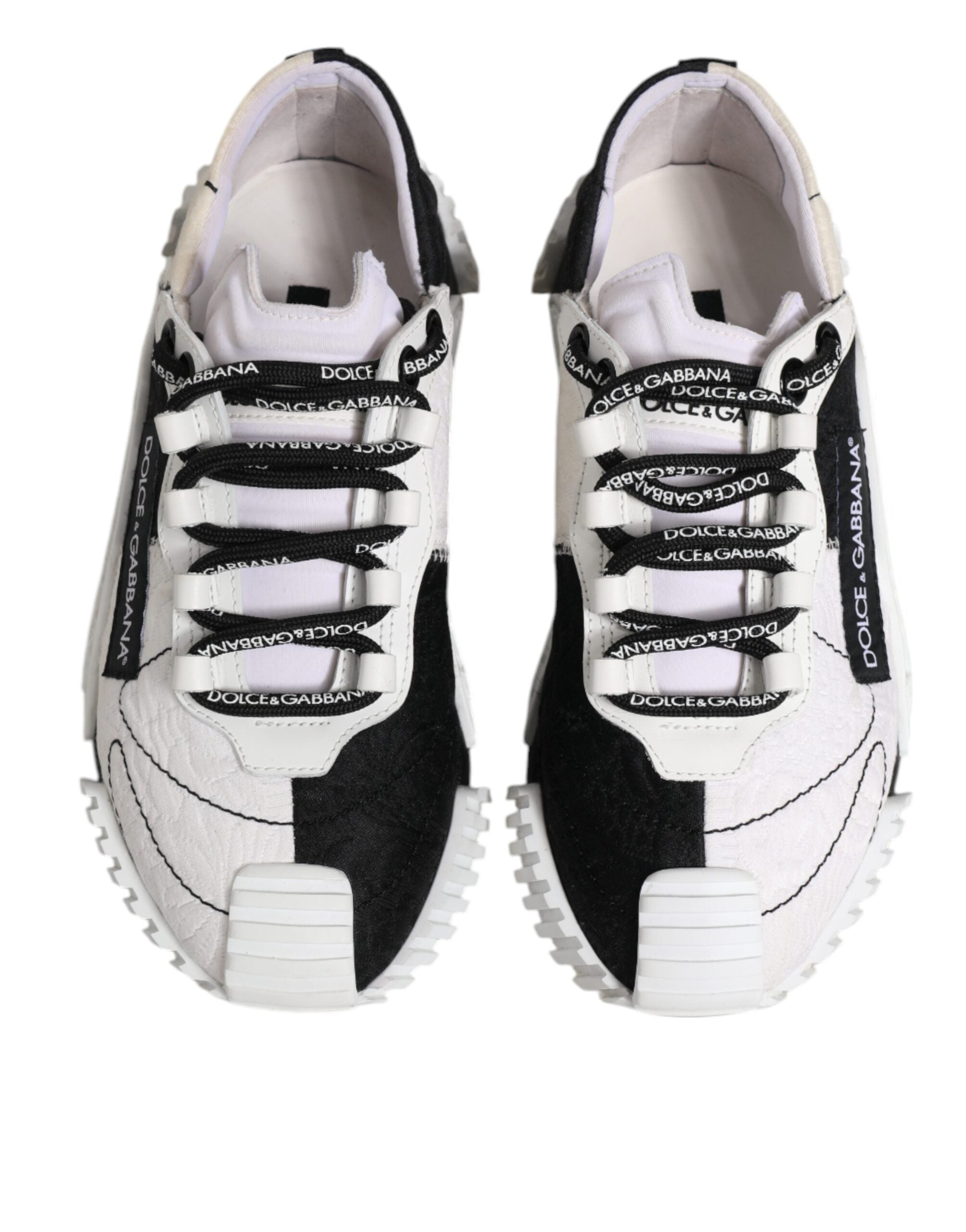 Chaussures sneakers basses Dolce & Gabbana NS1 en blanc et noir, vues en gros plan sur le modèle.