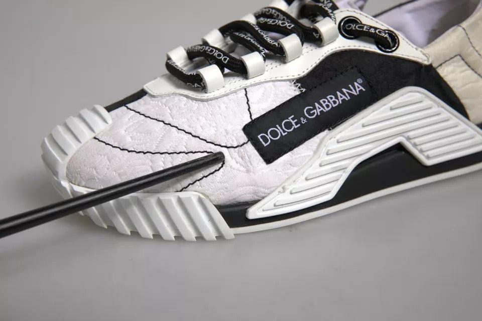 Chaussures sneakers basses Dolce & Gabbana NS1 blanches et noires, style décontracté, vue de face avec détails en cuir.