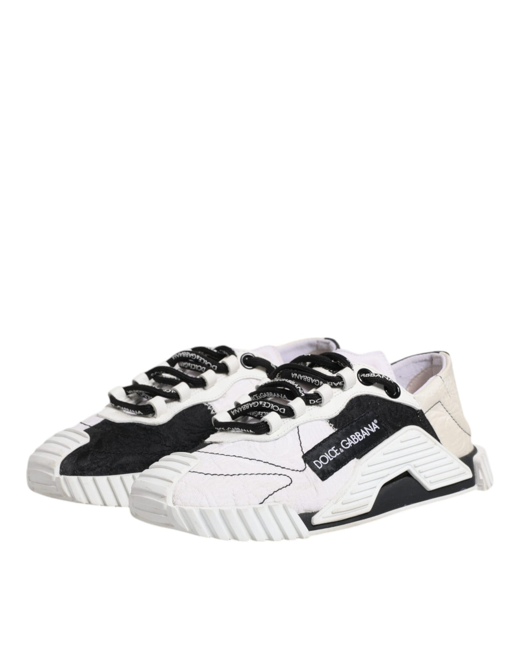 Chaussures sneakers basses Dolce & Gabbana NS1 en blanc et noir, vue rapprochée des chaussures de sport élégantes.