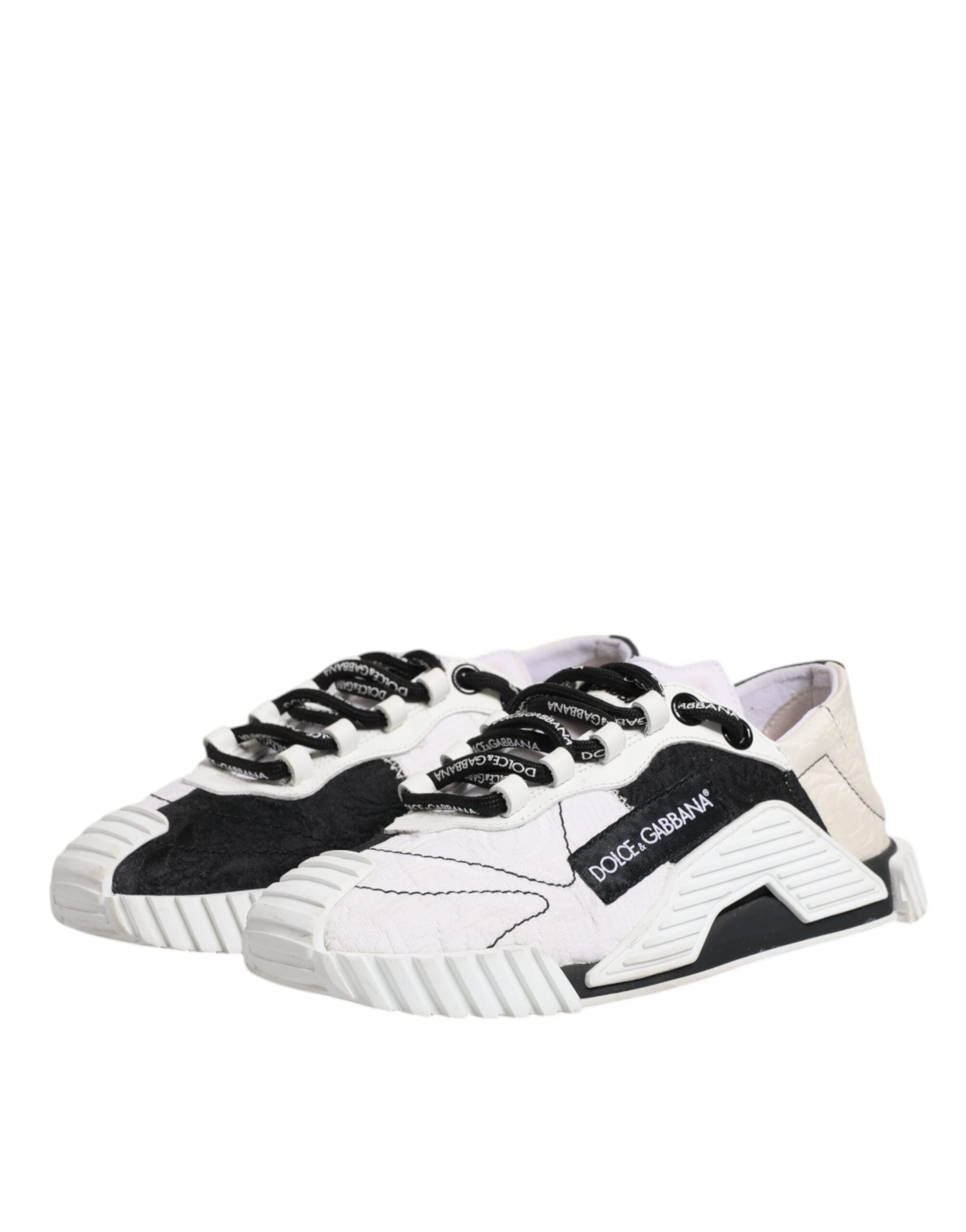 Chaussures sneakers basses Dolce & Gabbana NS1 en blanc et noir, vue rapprochée des chaussures de sport élégantes.