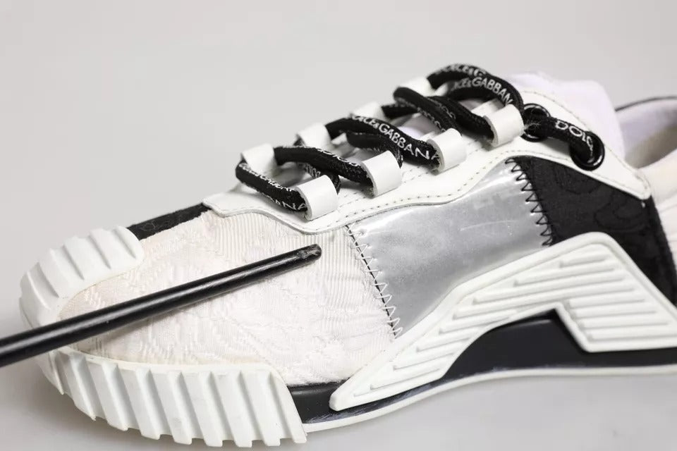 Chaussures sneakers basses Dolce & Gabbana NS1 en blanc et noir, vue de face, en cuir avec logo sur la semelle.